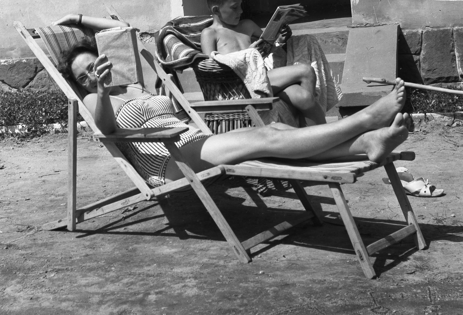 Hungary,Lake Balaton, Siófok, Szabadifürdő (ekkor Balatonszabadi-fürdőtelep)., 1964, Korenchy László, free time, bathing suit, book, reading, yard, sunbathe, summer, newspaper, boy, woman, deck chair, stretched legs, Fortepan #44544