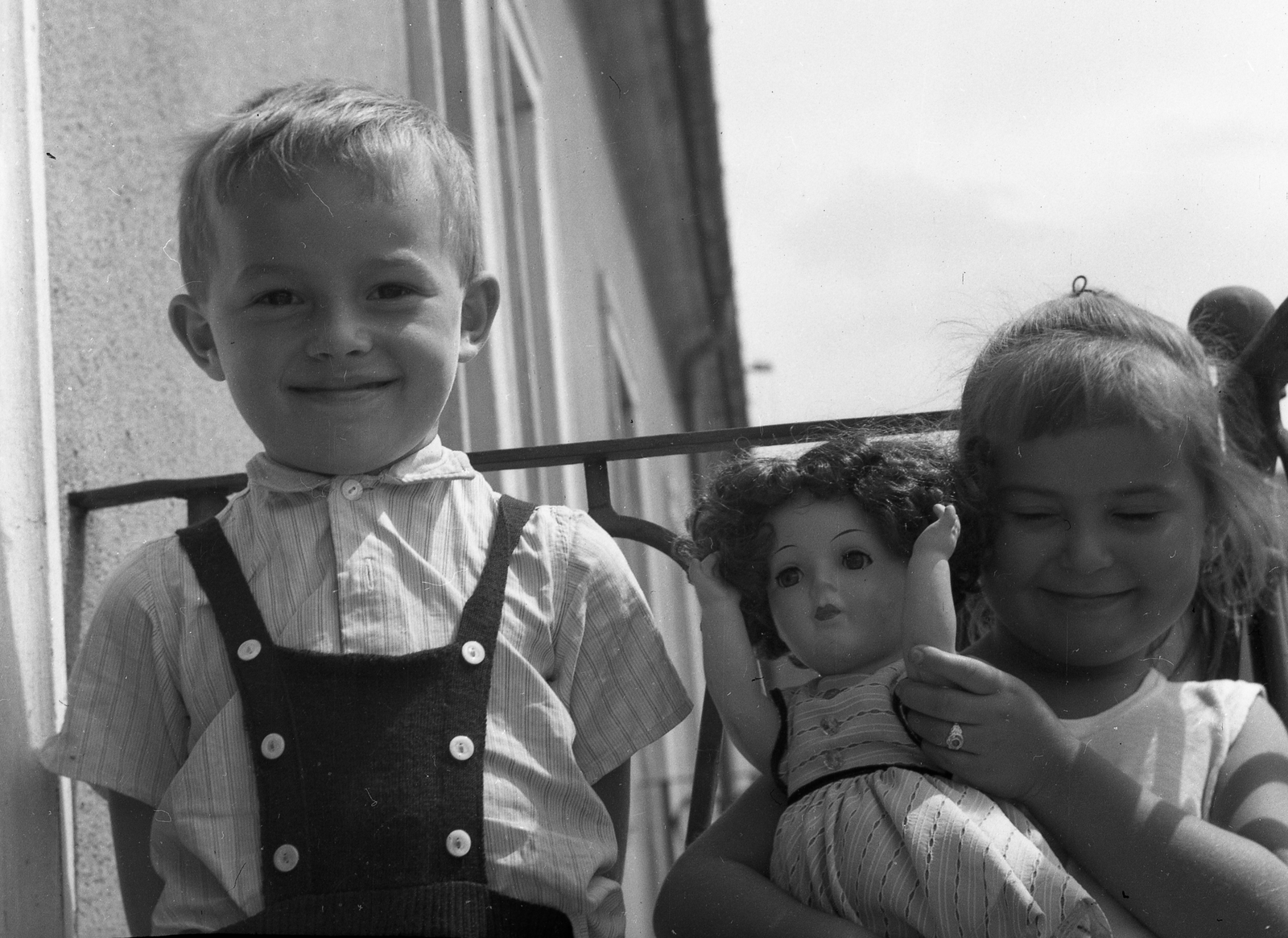 Hungary, Budapest XIII., Gyöngyösi utca 51/a, udvar felé néző erkély., 1960, Korenchy László, toy doll, girl, kid, balcony, kids, Budapest, Fortepan #44558