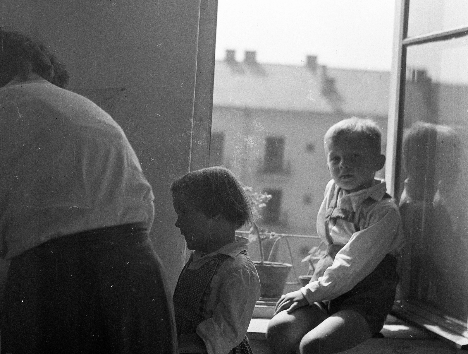 Magyarország, Budapest XIII., Gyöngyösi utca 51/a emeleti lakás. Szemben a József Attila tér 7/c hátsó homlokzata., 1960, Korenchy László, kislány, kisfiú, ablak, gyerekek, Budapest, ablakpárkányon ülni, Fortepan #44560