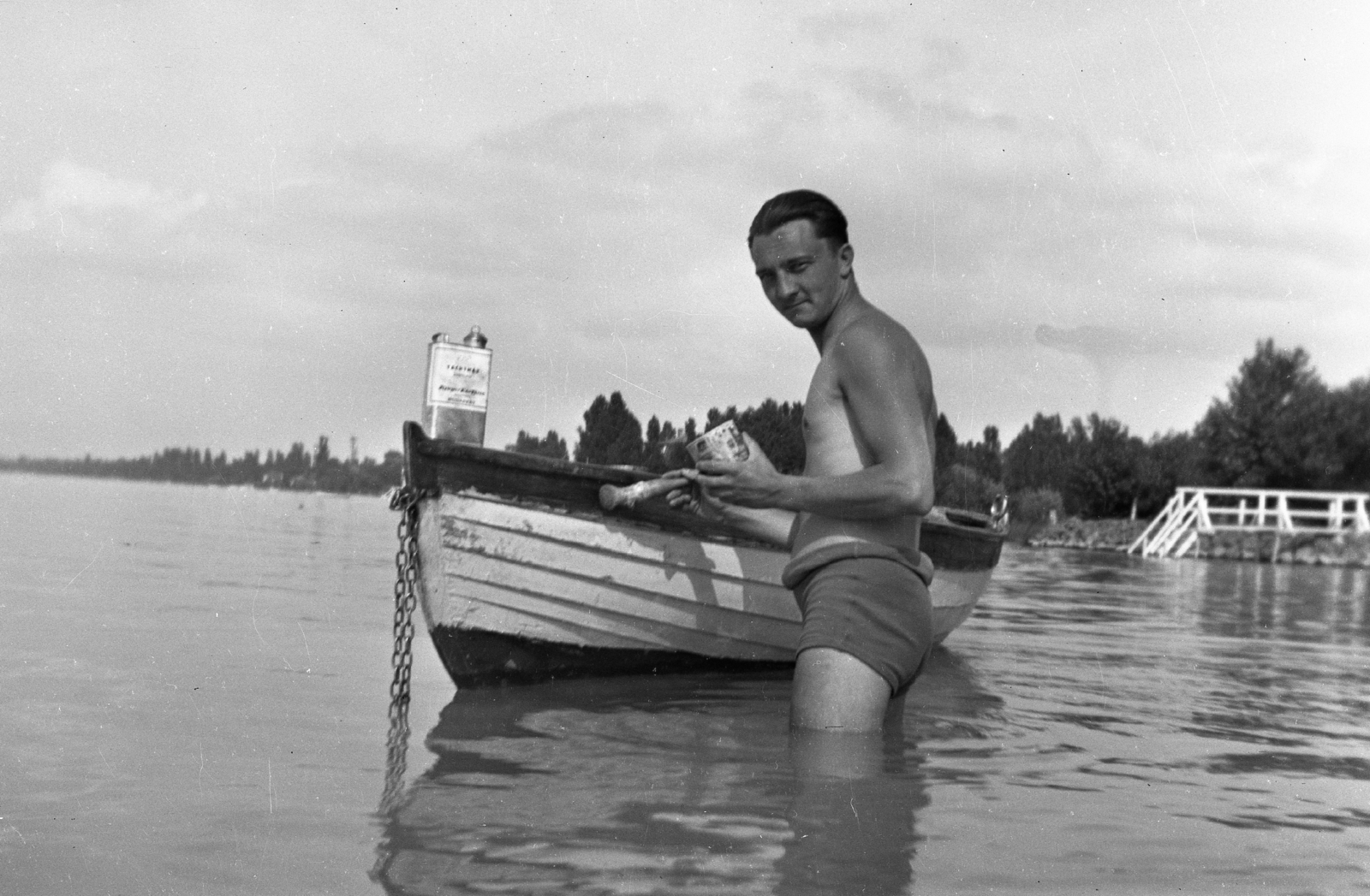 Magyarország,Balaton, Siófok, Szabadifürdő (ekkor Balatonszabadi település része)., 1930, Korenchy László, portré, nyaralás, víztükör, nyár, csónak, stég, férfi, munka, vízpart, mázolás, festés, Fortepan #44565