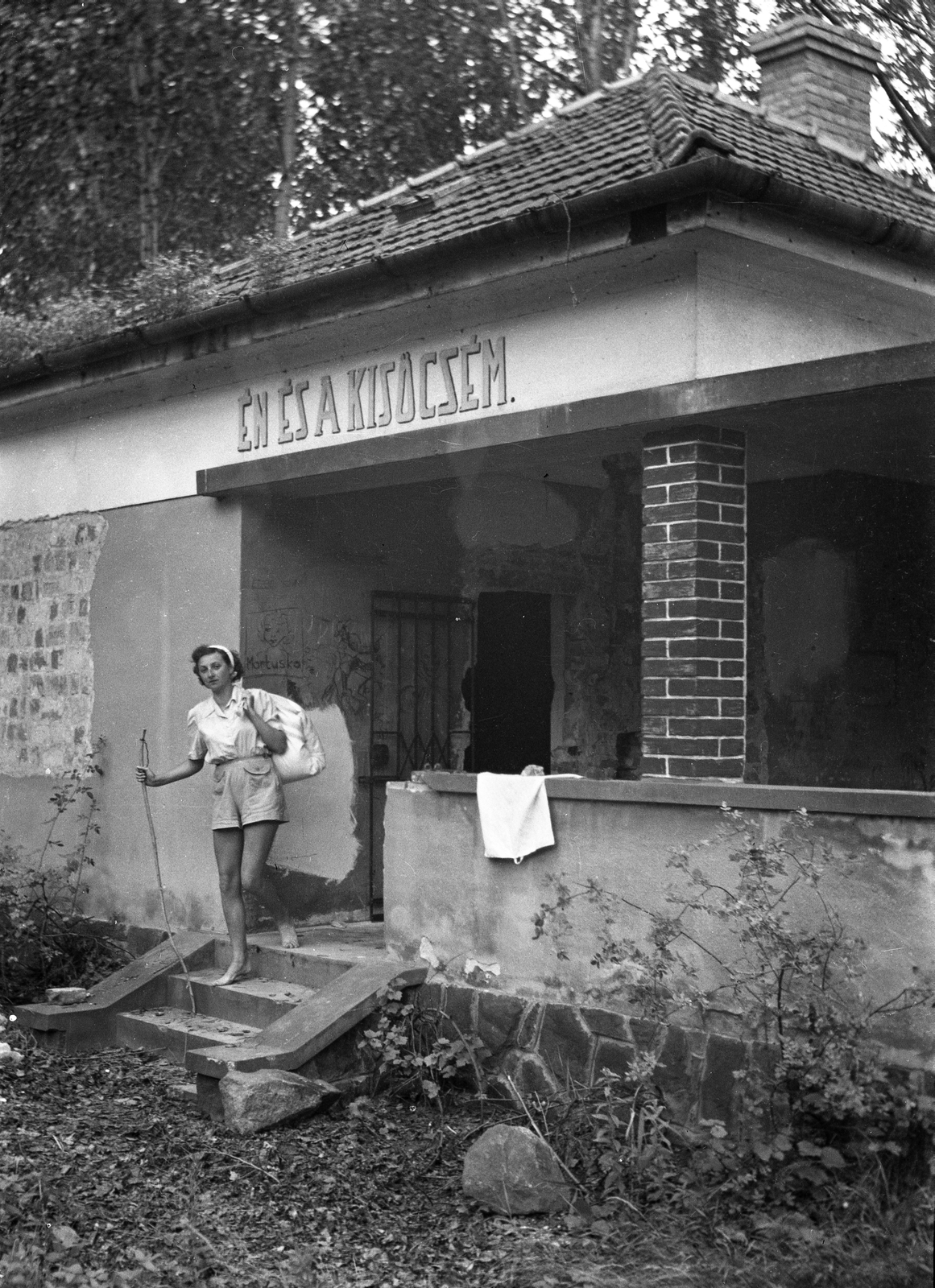 Hungary,Lake Balaton, Siófok, Szabadifürdő (ekkor Balatonszabadi-fürdőtelep)., 1953, Korenchy László, holiday house, shorts, lady, label, graffiti, Fortepan #44571