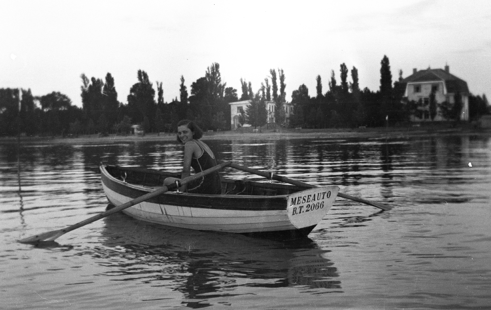 Hungary,Lake Balaton, Siófok, Szabadifürdő (ekkor Balatonszabadi település része)., 1935, Korenchy László, portrait, boating, water surface, summer, boat, woman, paddling, shore, Fortepan #44576