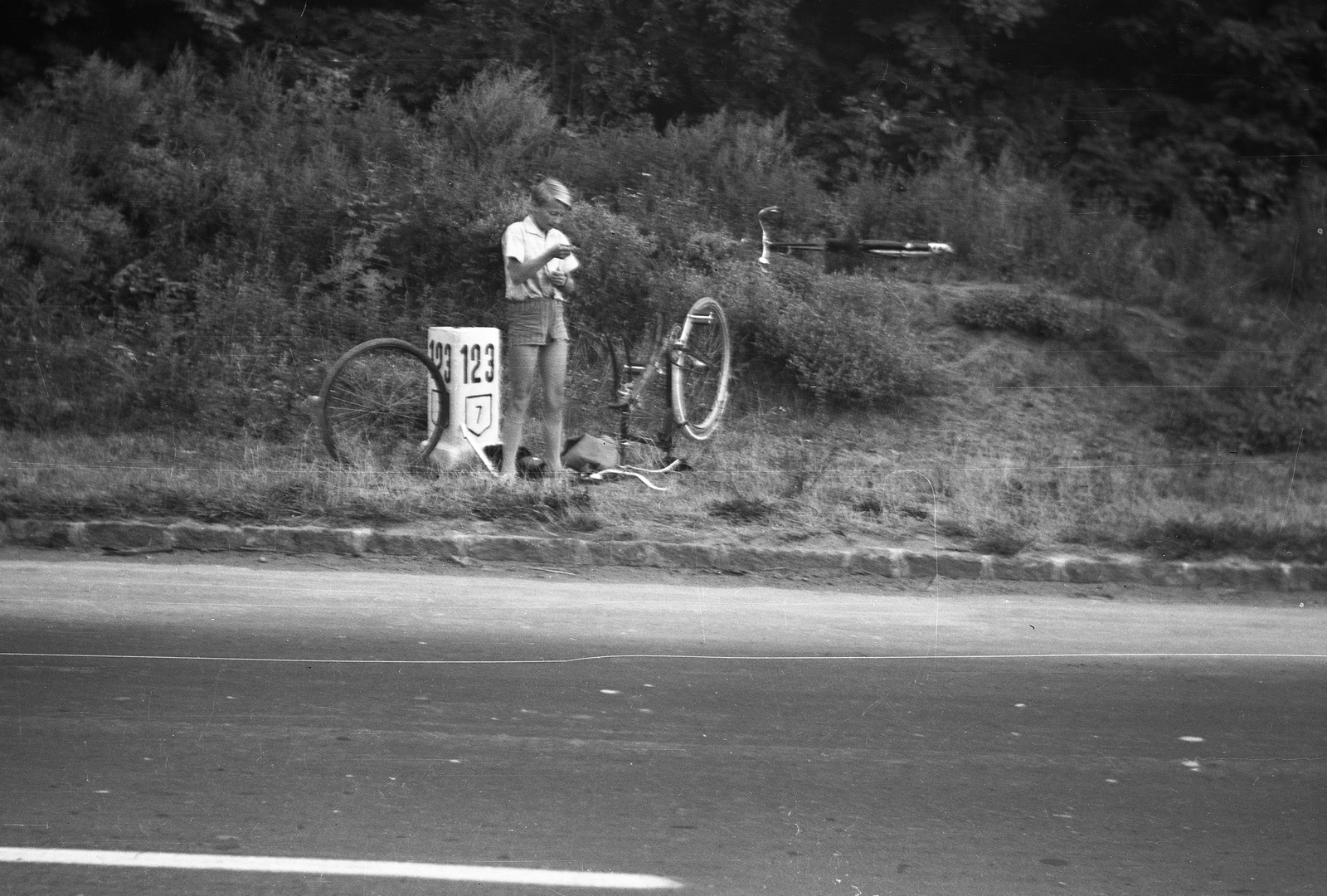Hungary, Balatonszárszó, Kossuth Lajos utca (7-es országút)., 1966, Korenchy László, bicycle, Fortepan #44578