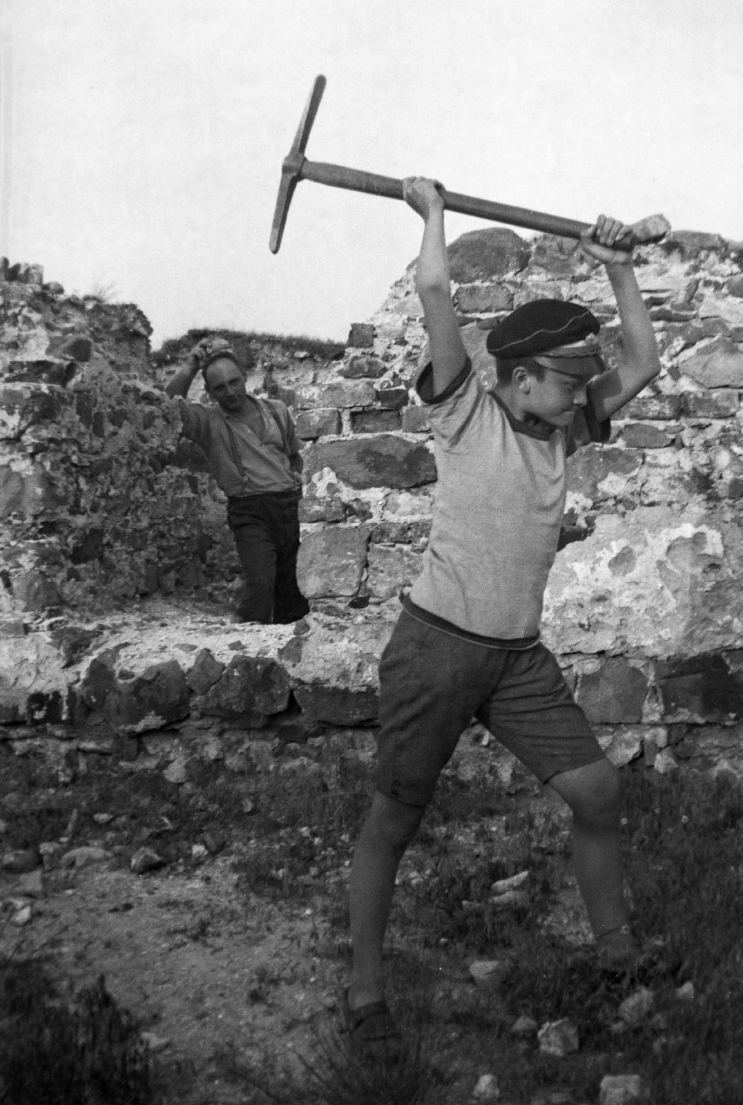 Hungary, Solymár, a felvétel a várromnál készült., 1933, Korenchy László, summer, work, boy, tool, pickaxe, Fortepan #44586