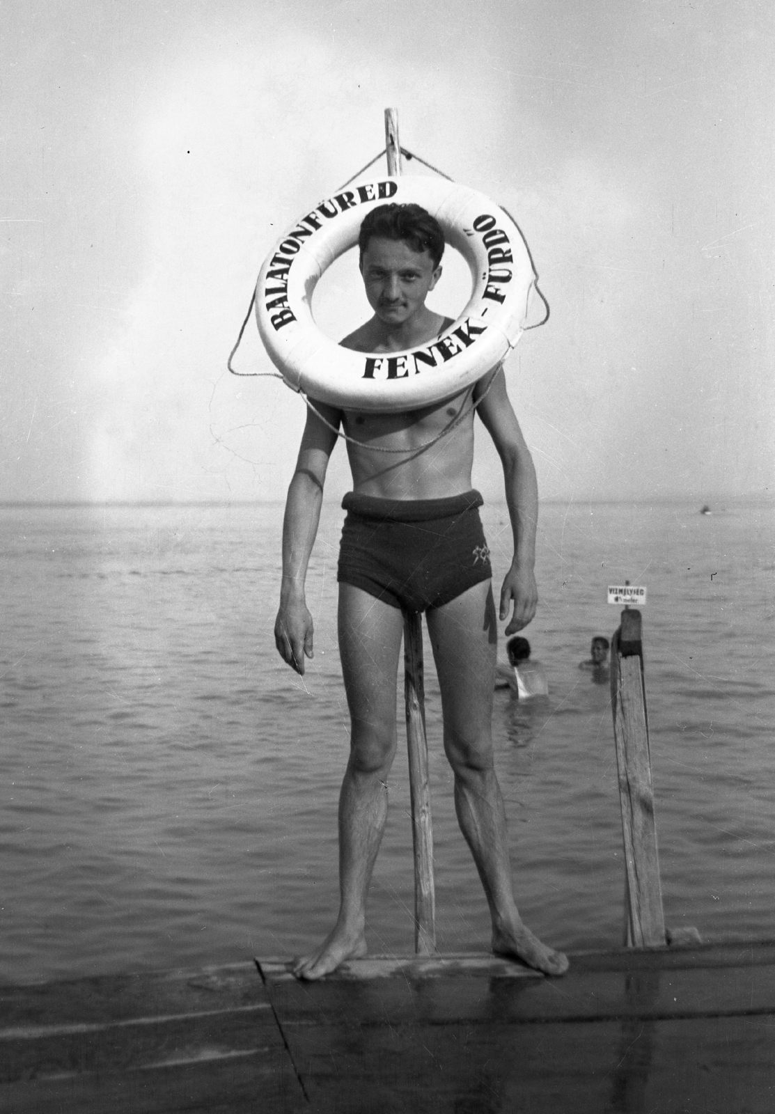 Hungary, Balatonfüred, Fenék-fürdő., 1934, Korenchy László, portrait, beach, label, water surface, bathing, pier, man, lifebelt, Fortepan #44588