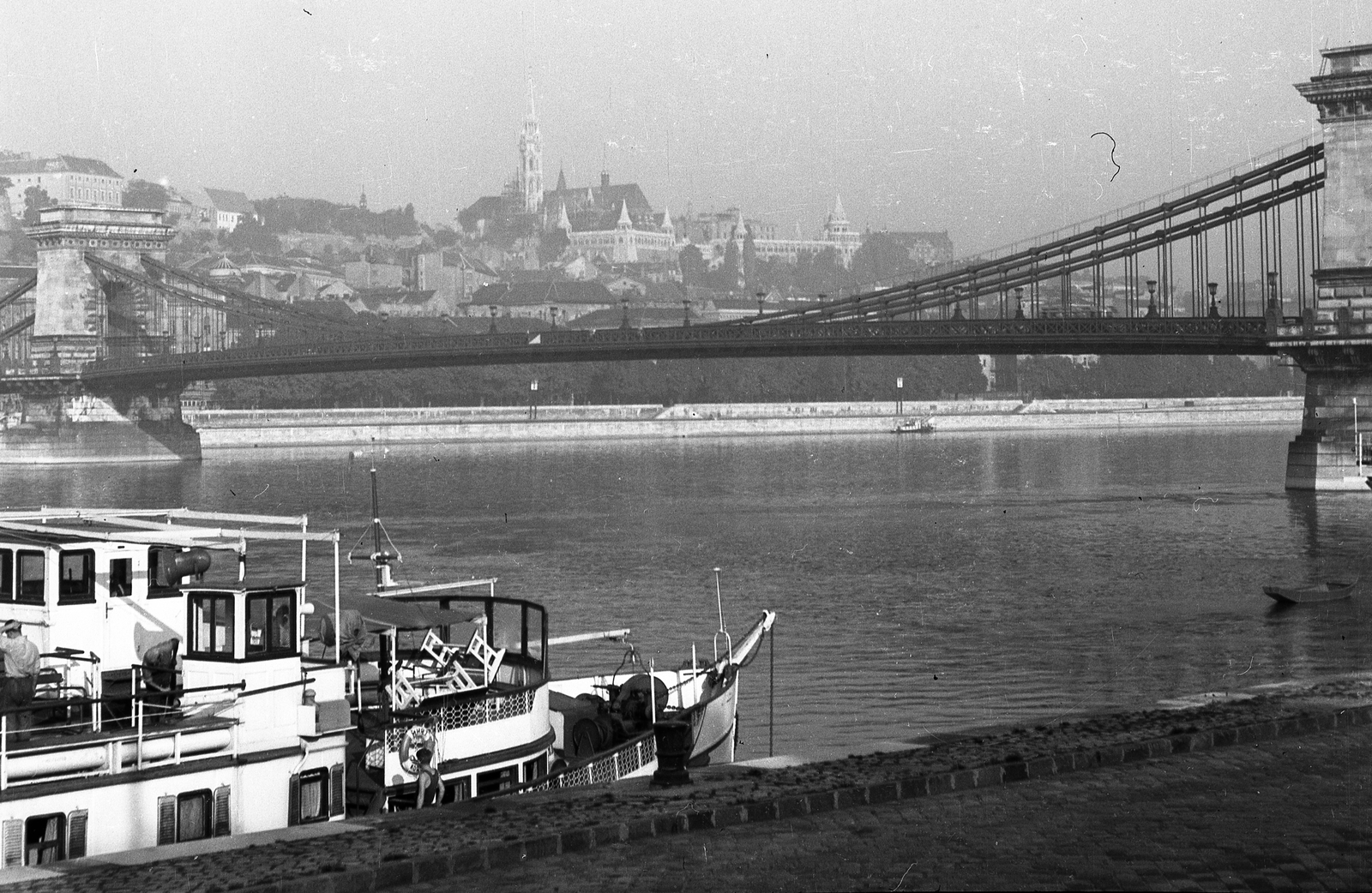 Magyarország, Budapest V., pesti alsó rakpart, a Széchenyi Lánchíd az Eötvös tér felől, háttérben a Halászbástya., 1960, Korenchy László, hajó, gőzhajó, Kőrös/Verecke hajó, Budapest, függőhíd, William Tierney Clark-terv, Fortepan #44599