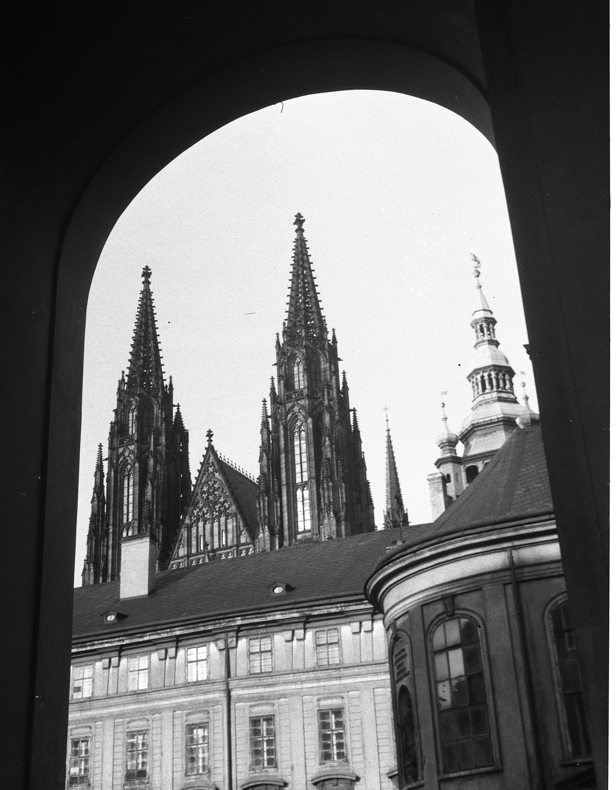 Czech Republik, Prague, Hradzsin, háttérben a Szent Vitus-székesegyház., 1956, Fortepan, Czechoslovakia, Cathedral, Peter Parler-design, Matthias of Arras-design, Fortepan #44613