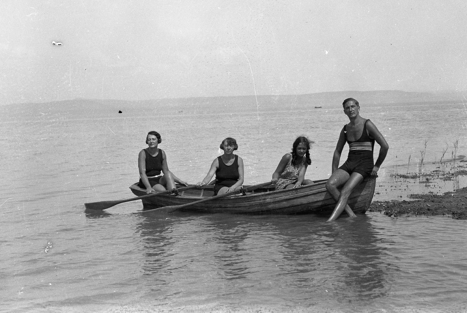 Hungary,Lake Balaton, déli part., 1930, Hetényi Zsuzsa, bathing suit, boating, tableau, women, water surface, bathing, summer, boat, man, girl, paddling, shore, Fortepan #44616