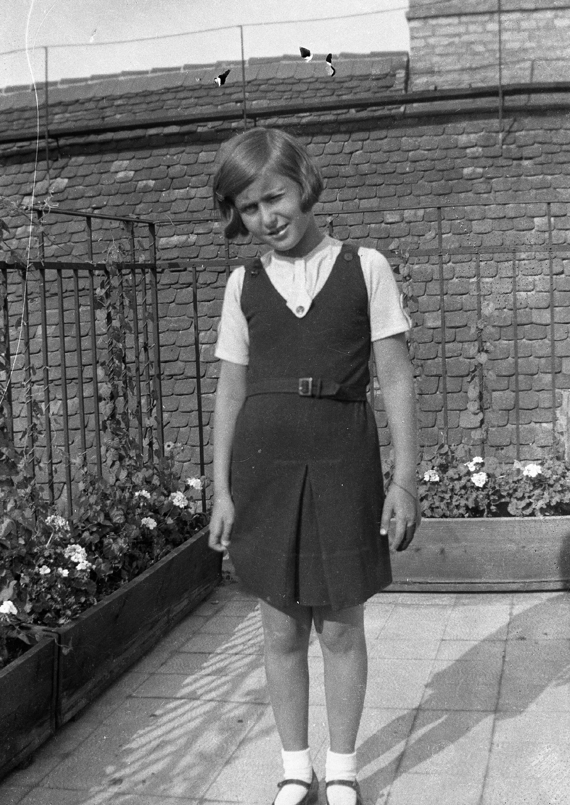 1936, Hetényi Zsuzsa, portrait, girl, flower, balcony, Fortepan #44623