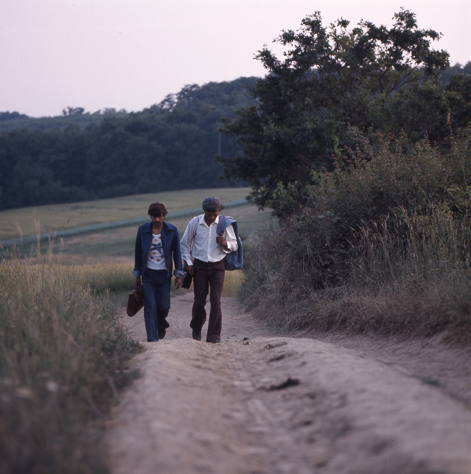 Hungary, a felvétel a Cséplő Gyuri című film forgatásakor készült., 1976, Schiffer Pál, Jávor István, filming, colorful, jacket over shoulder, Fortepan #44631