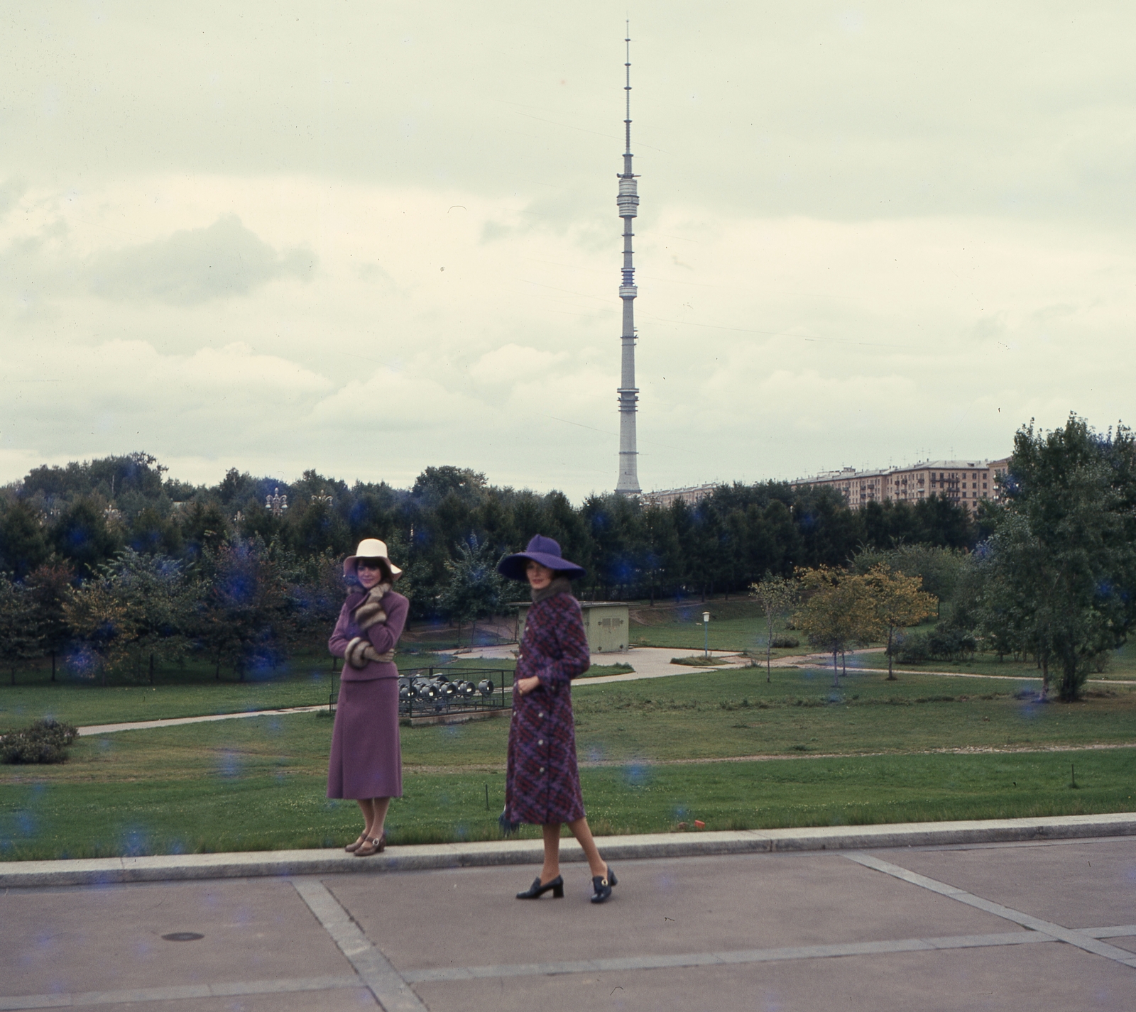 Russia, Moscow, az Osztankinói tévétorony. Felkai Anikó és Zám Edit manökenek., 1973, Schiffer Pál, ad, fashion, Soviet Union, colorful, women, TV tower, Nikolai Nikitin-design, fashion photography, Fortepan #44638