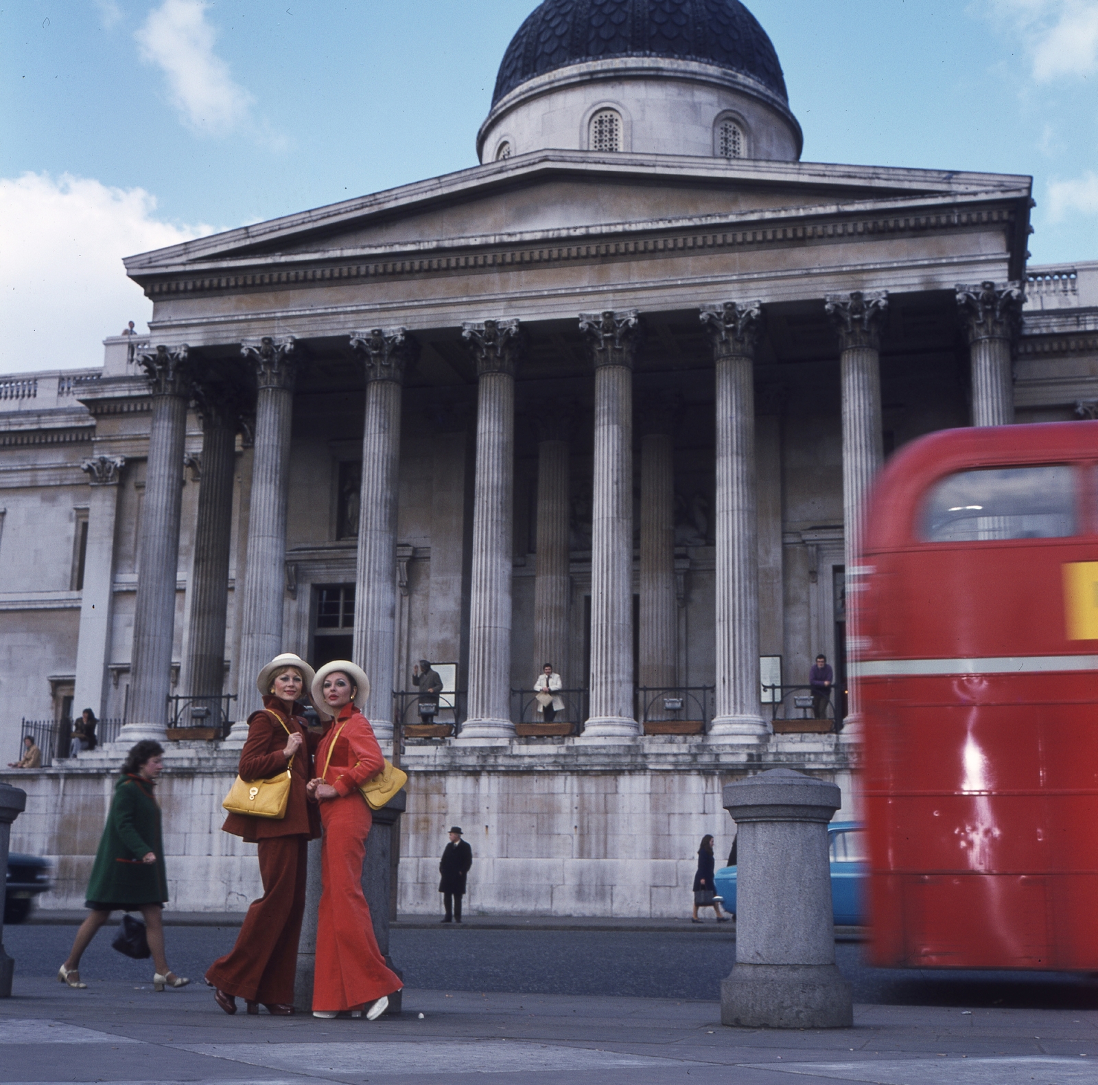 United Kingdom, London, Trafalgar Square, londoni Nemzeti Galéria. Fekete Klári és Takács Zsuzsa manökenek, 1973, Schiffer Pál, fashion, colorful, museum, flared trousers, Neoclassical architecture, William Wilkins-design, fashion photography, Fortepan #44643