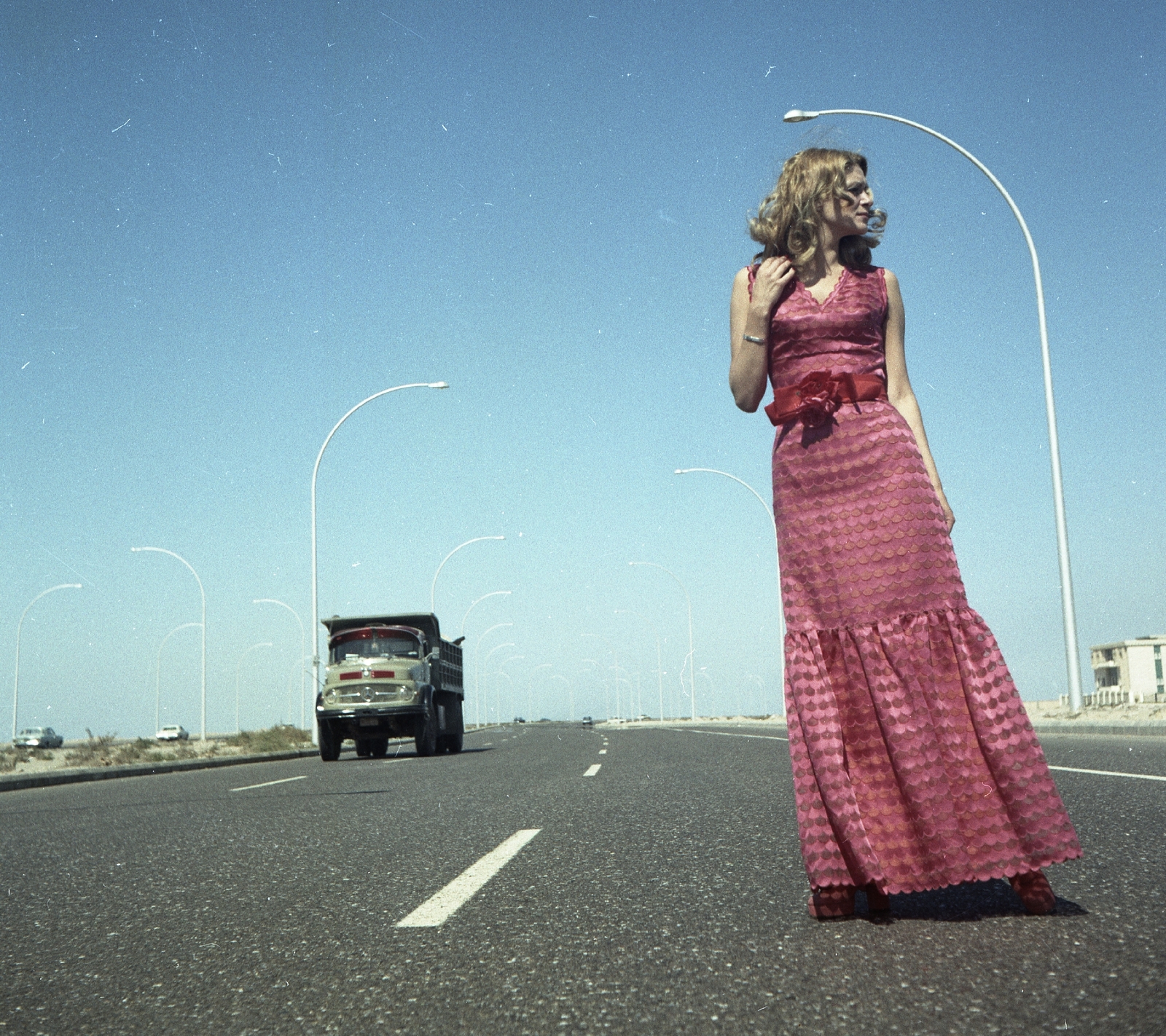 Kuwait, 1973, Schiffer Pál, fashion, colorful, Gerrman brand, commercial vehicle, Mercedes-brand, lamp post, fashion photography, Fortepan #44646