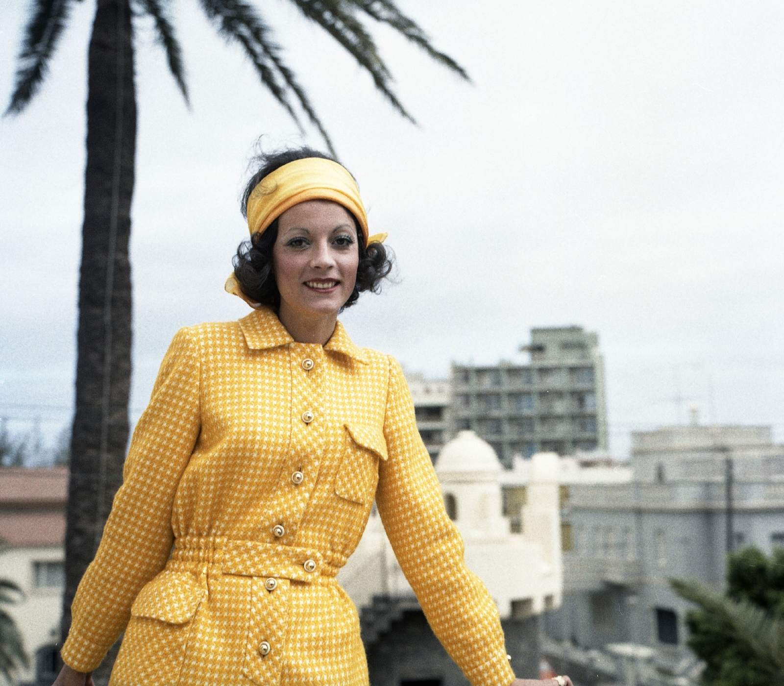 Spain,Canary Islands, Las Palmas de la Gran Canaria, kilátás a Néstor múzeumból a Calle Léon y Castillo felé. Csató Mari manöken., 1973, Schiffer Pál, fashion, colorful, palm tree, fashion photography, Fortepan #44648