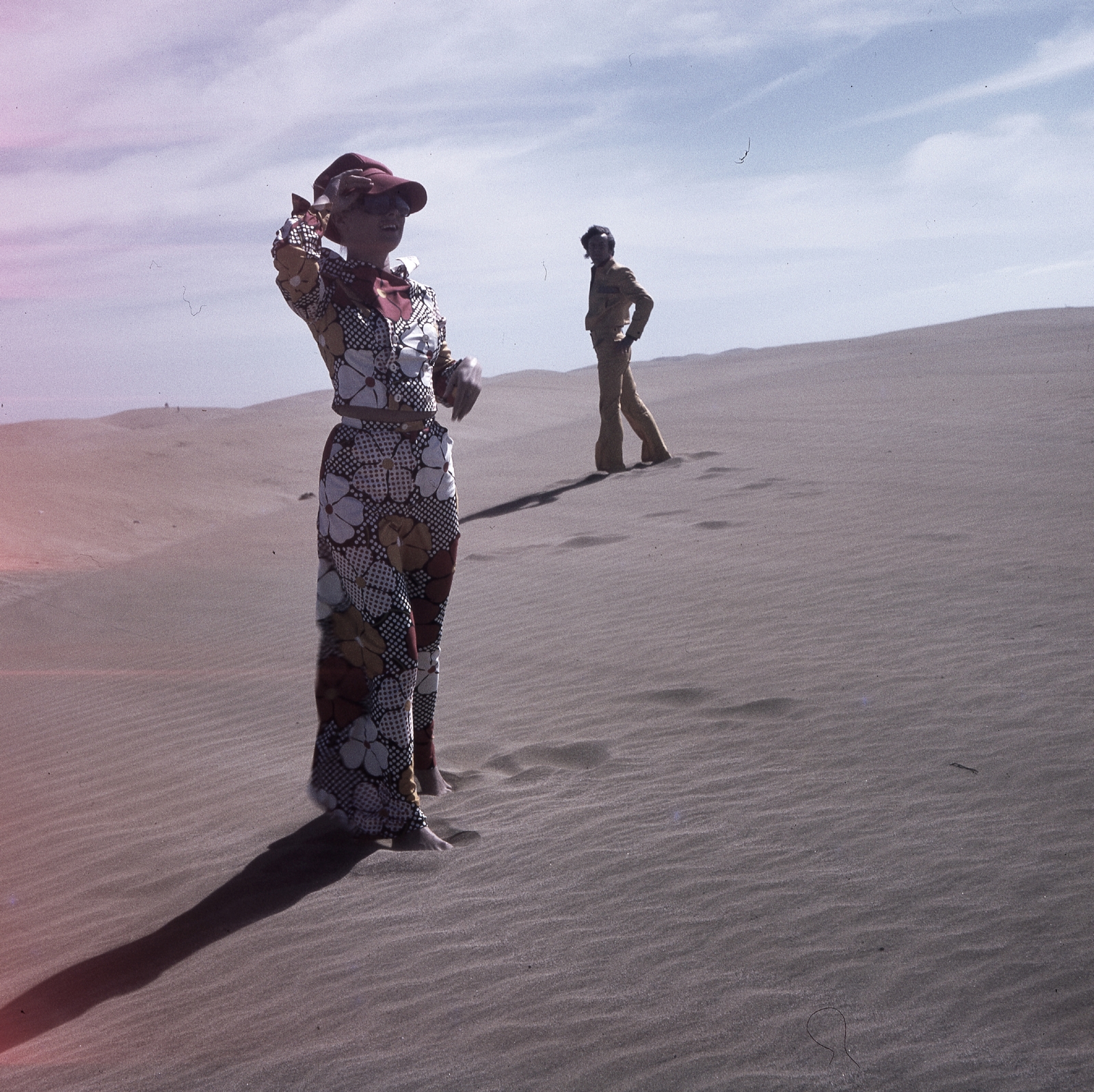 Spain, Canary Islands, Farkas Juli manöken., 1973, Schiffer Pál, fashion, colorful, desert, barefoot, fashion photography, Fortepan #44650