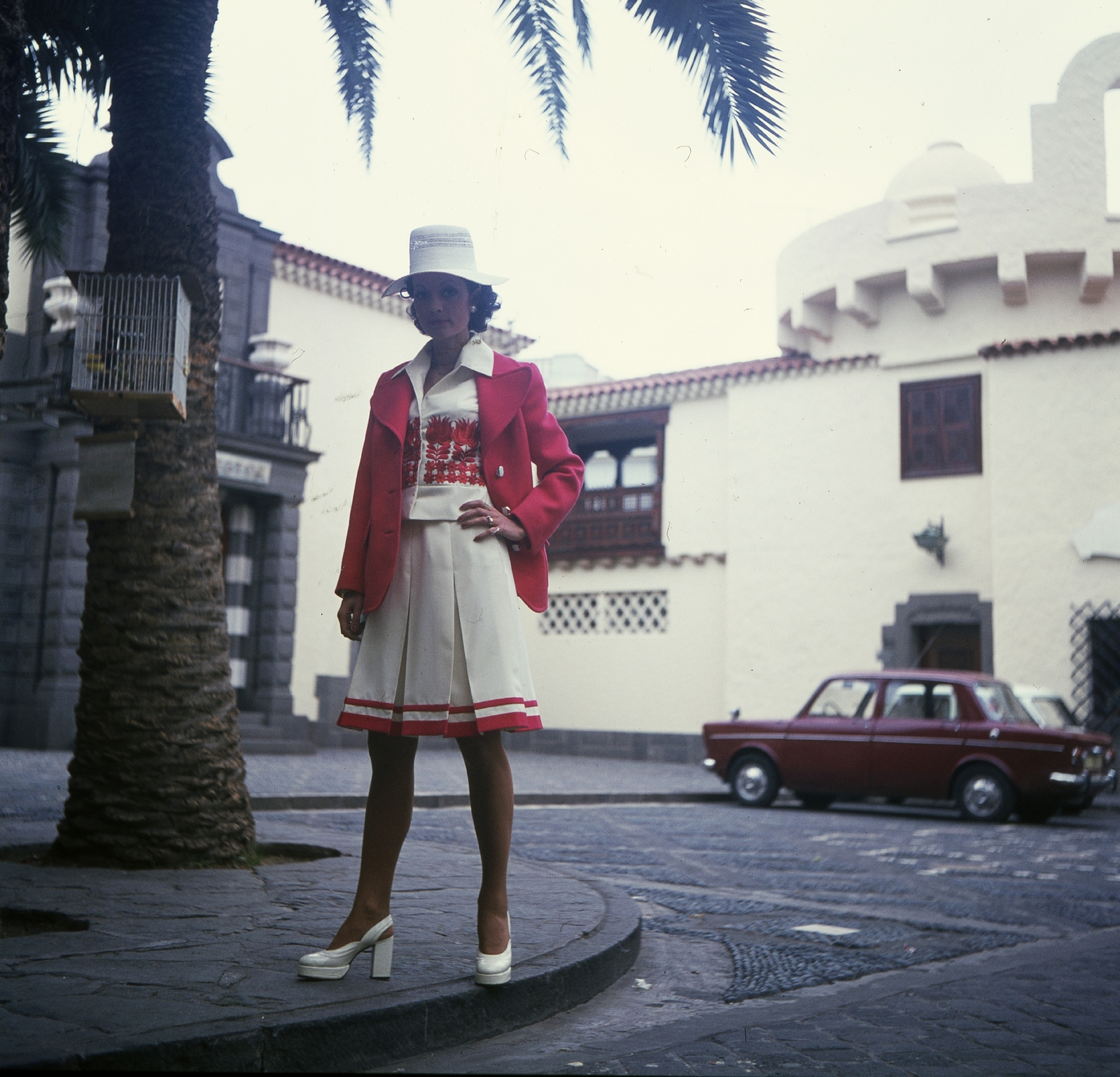 Spain,Canary Islands, Las Palmas de la Gran Canaria, Néstor múzeum. Csató Mari manöken., 1973, Schiffer Pál, fashion, hat, colorful, shoe, museum, automobile, fashion photography, Fortepan #44651