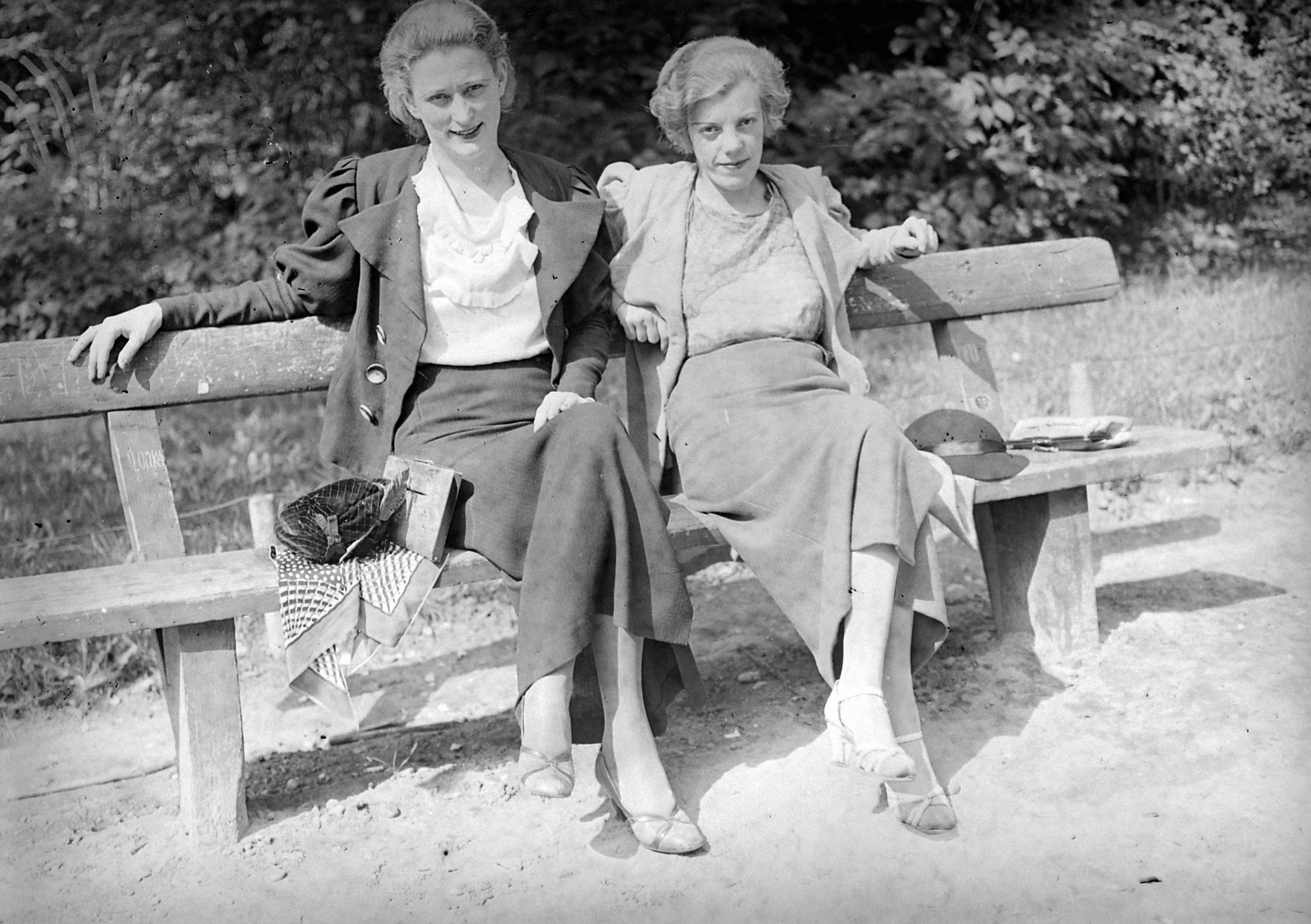 1937, Fortepan, pad, kettős portré, átvetett láb, kalap padon, Fortepan #4466