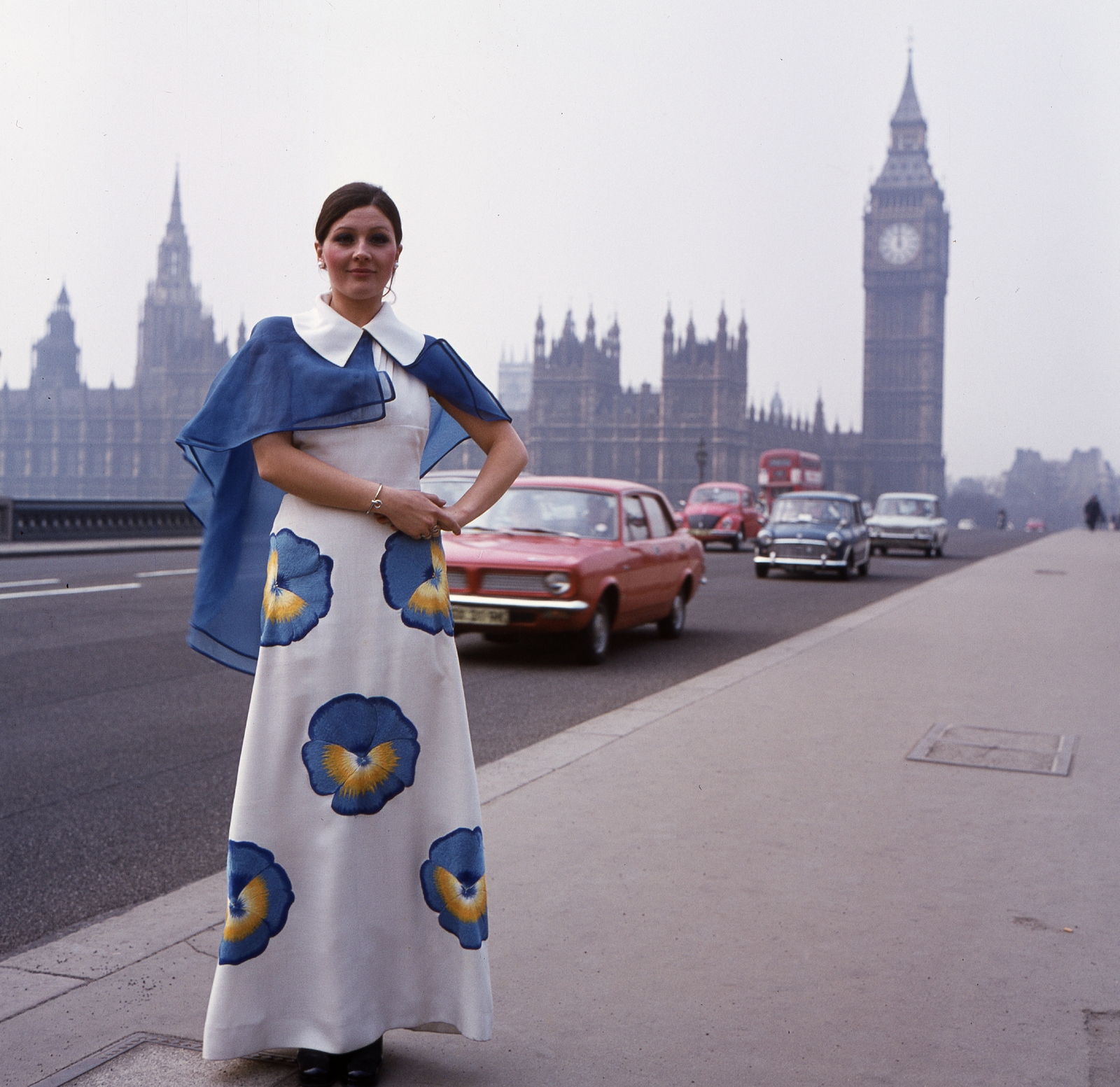 United Kingdom, London, Westminster híd, háttérben a Parlament és Big Ben. Kemenes Mari manöken., 1973, Schiffer Pál, fashion, colorful, British brand, Austin-Brand, tower, parliament, Neo-Gothic-style, automobile, Augustus Pugin-design, Charles Barry-design, fashion photography, Fortepan #44666