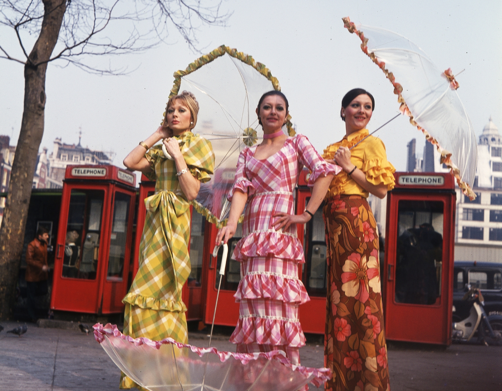 United Kingdom, London, Fekete Klári, Takács Zsuzsa és Kemenes Mari manökenek., 1973, Schiffer Pál, ad, fashion, colorful, women, umbrella, phone booth, blouse, maxi skirt, maxi dresses, fashion photography, Fortepan #44668