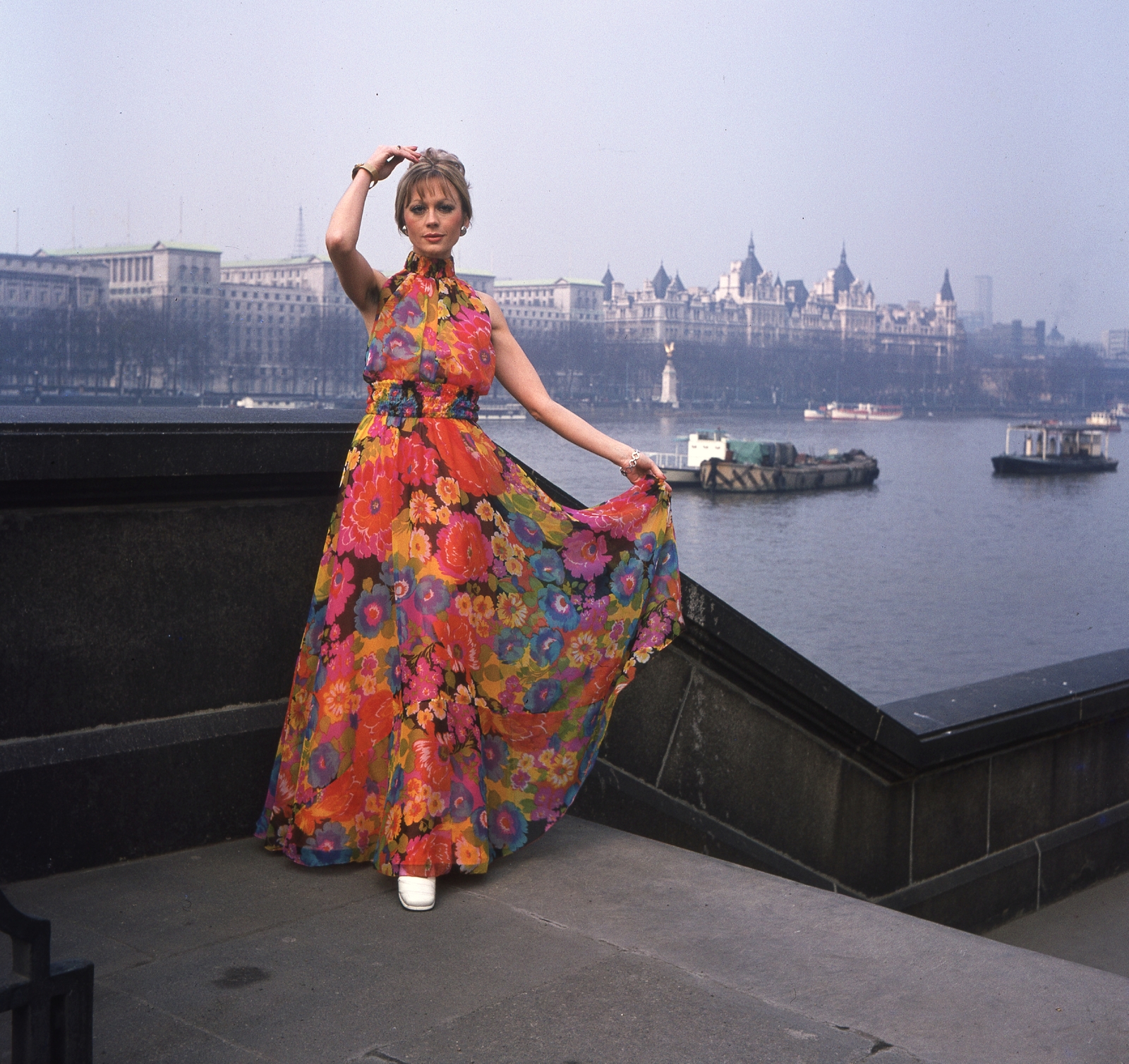 United Kingdom, London, a Temze a Westminster híd keleti hídfőjétől nézve. Fekete Klári manöken., 1973, Schiffer Pál, fashion, ship, colorful, river, fashion photography, Fortepan #44669