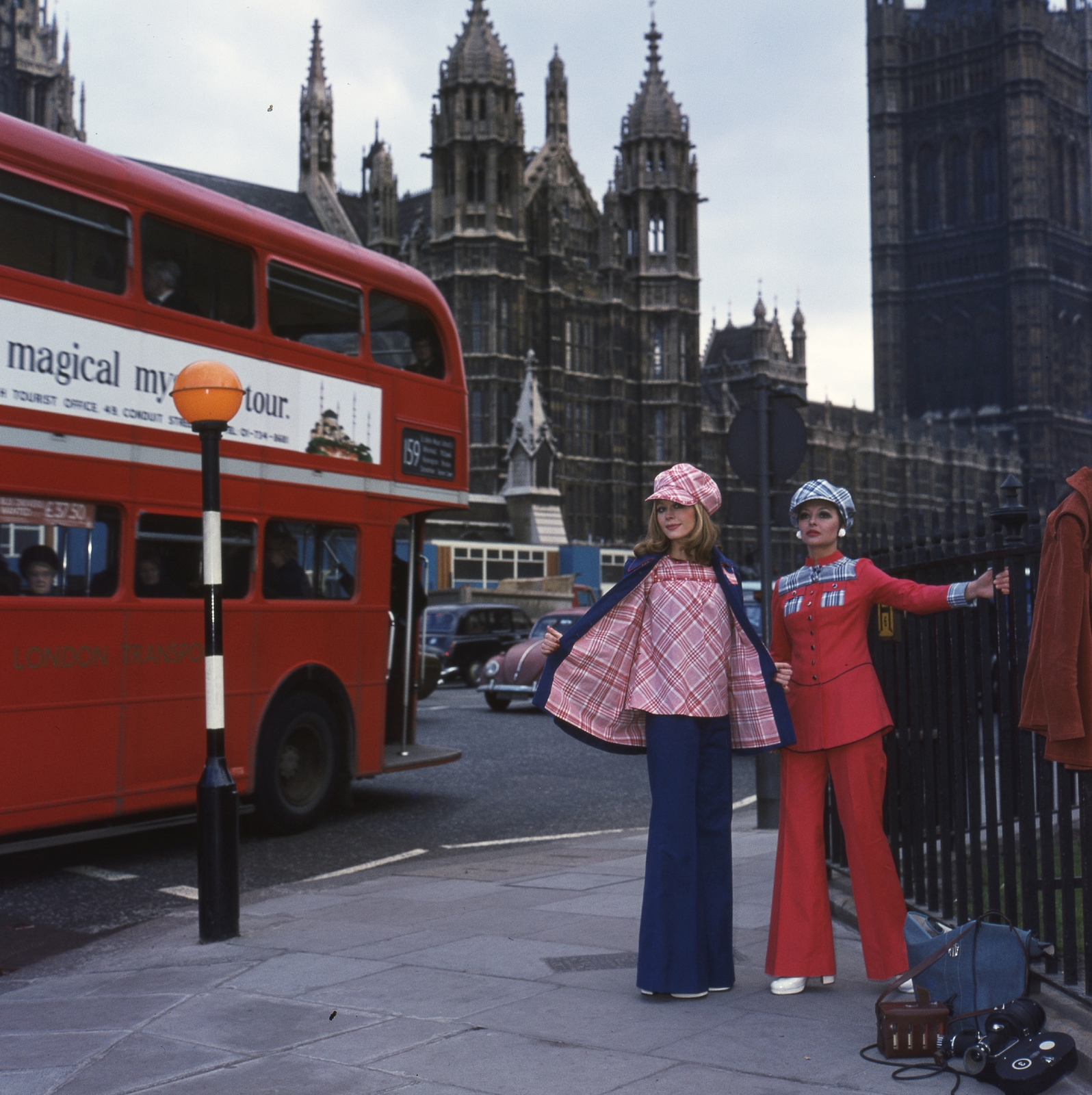 United Kingdom, London, Parliament square a St. Margaret street torkolatánál, szemben a Westminster-palota. Fekete Klári és Takács Zsuzsa manökenek., 1973, Schiffer Pál, fashion, church, colorful, bus, double-decker, parliament, Neo-Gothic-style, Charles Barry-design, fashion photography, Fortepan #44670