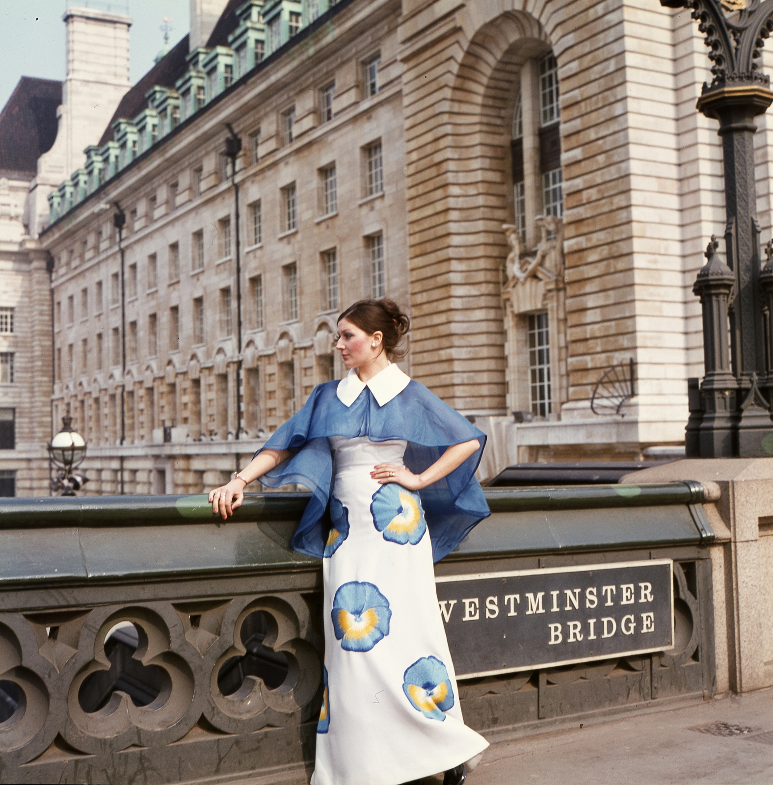 United Kingdom, London, a Westminster híd keleti hídfője. Kemenes Mari manöken., 1973, Schiffer Pál, fashion, colorful, fashion photography, Fortepan #44672