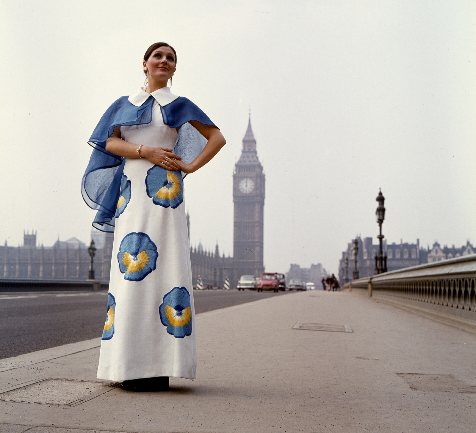 United Kingdom, London, Westminster híd, háttérben a Parlament és Big Ben. Kemenes Mari manöken., 1973, Schiffer Pál, fashion, colorful, bridge, tower, parliament, Neo-Gothic-style, Augustus Pugin-design, Charles Barry-design, fashion photography, Fortepan #44674
