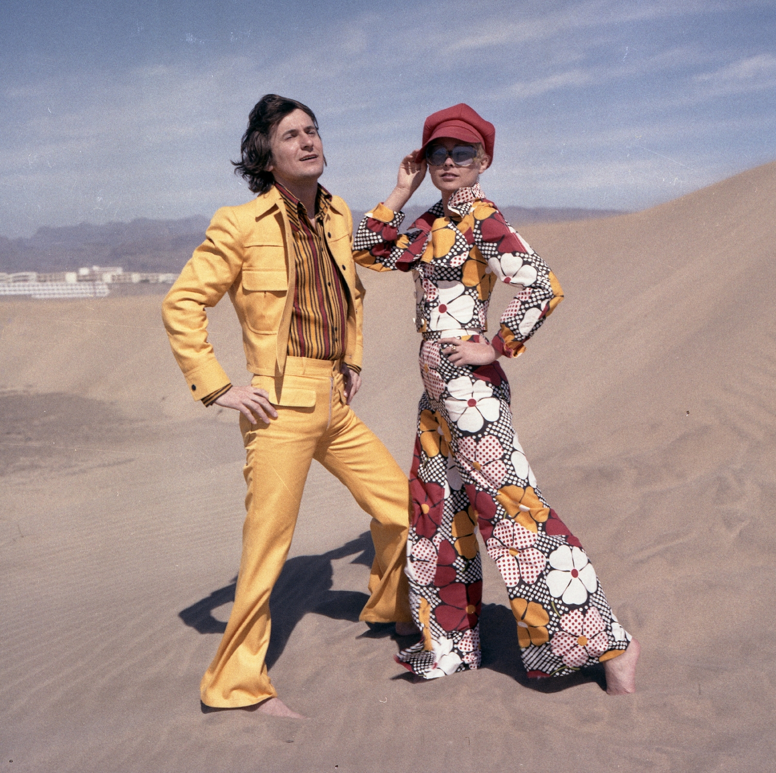 Spain, Canary Islands, jobbra Farkas Juli manöken., 1973, Schiffer Pál, fashion, colorful, shades, desert, cap, lady, suit, barefoot, flared trousers, pantsuit, akimbo, open-necked shirt, fashion photography, Fortepan #44687