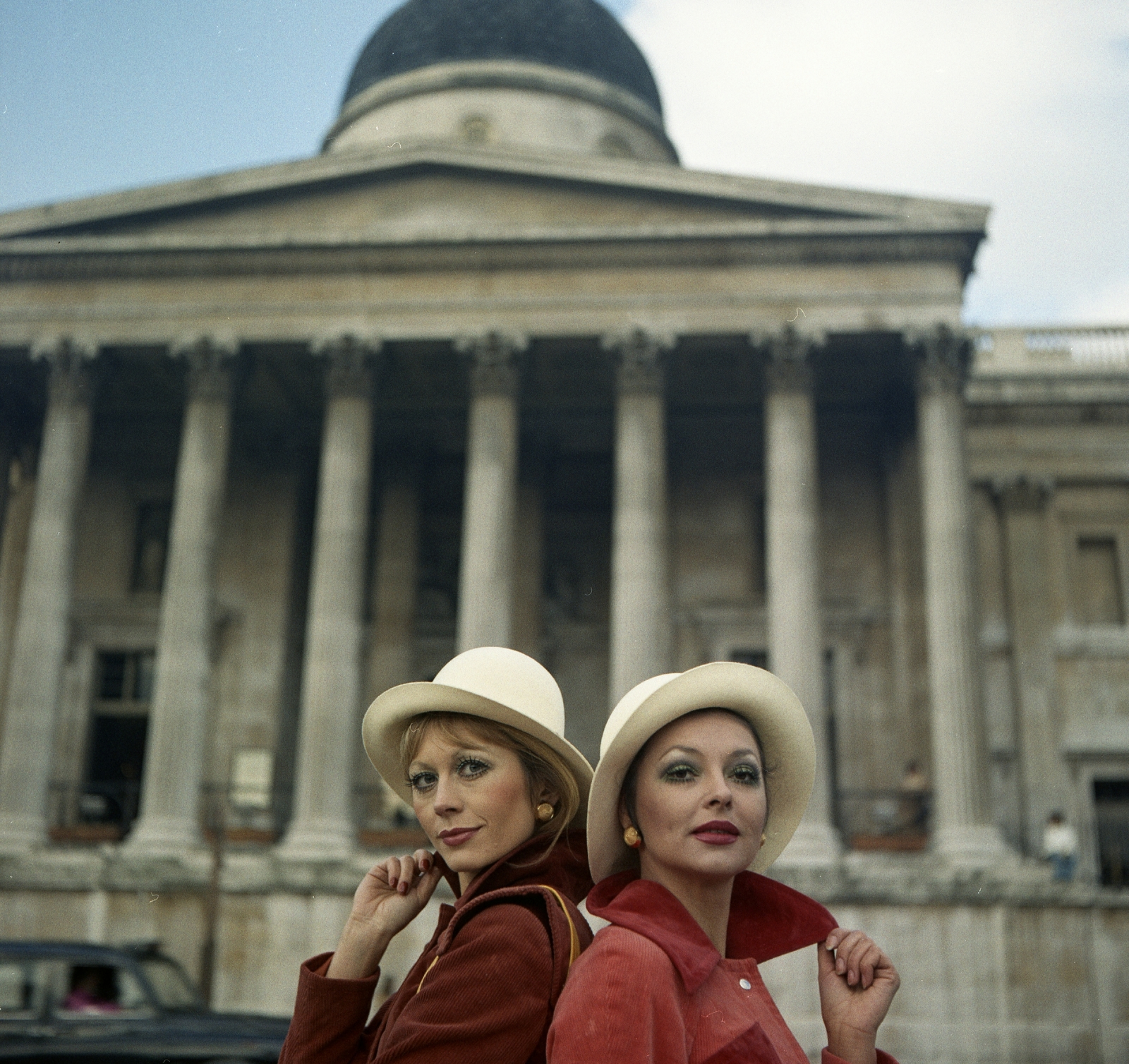 United Kingdom, London, Trafalgar Square, londoni Nemzeti Galéria. Fekete Klári és Takács Zsuzsa manökenek., 1973, Schiffer Pál, fashion, hat, colorful, museum, lady, earring, nail polish, fake eyelashes, Neoclassical architecture, William Wilkins-design, fashion photography, Fortepan #44691