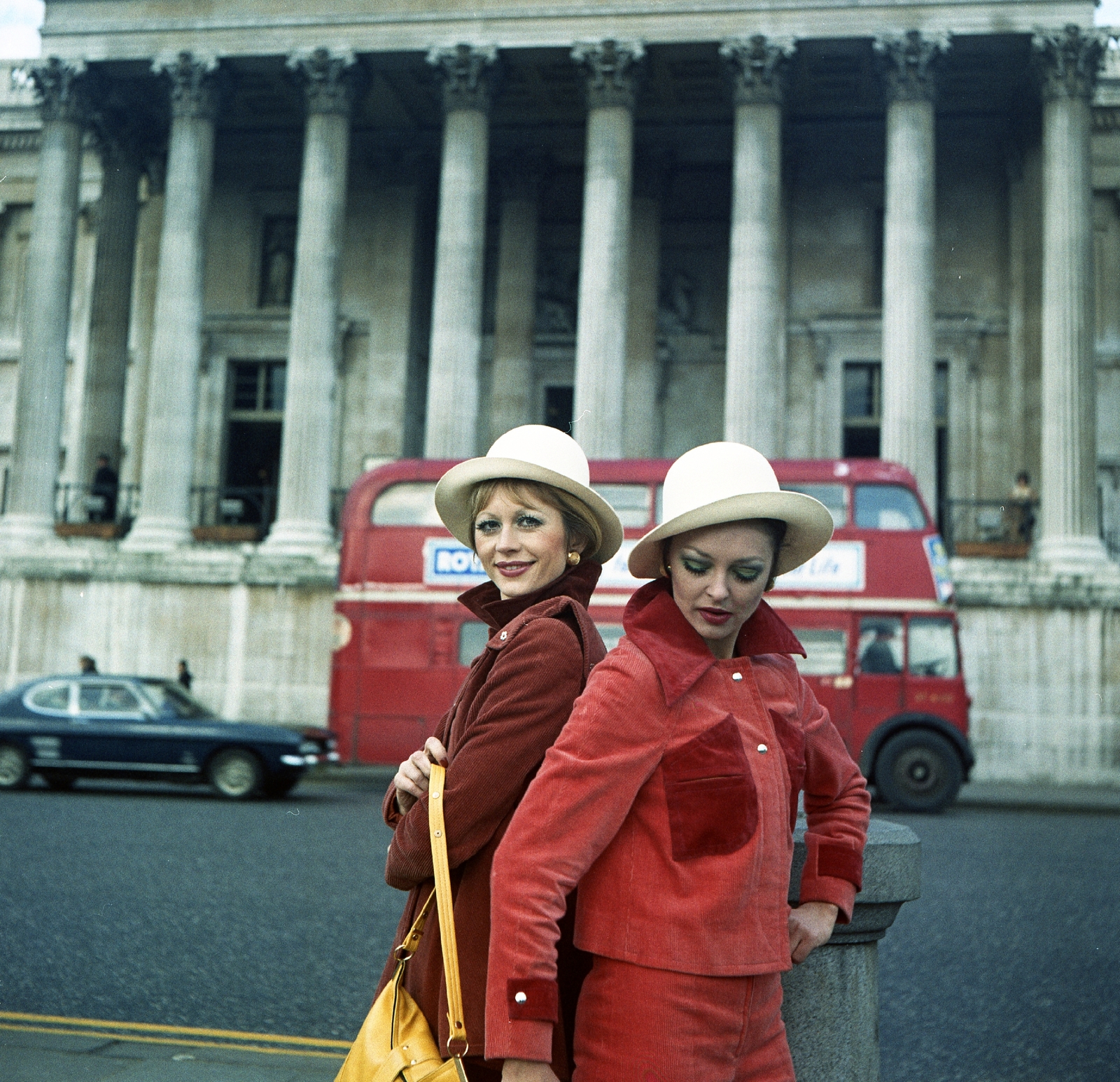 Egyesült Királyság, London, Trafalgar Square, londoni Nemzeti Galéria. Fekete Klári és Takács Zsuzsa manökenek., 1973, Schiffer Pál, divat, színes, autóbusz, múzeum, emeletes autóbusz, hölgy, kabát, automobil, manöken, fülbevaló, kosztüm, neoklasszicizmus, William Wilkins-terv, divatfotózás, Fortepan #44692