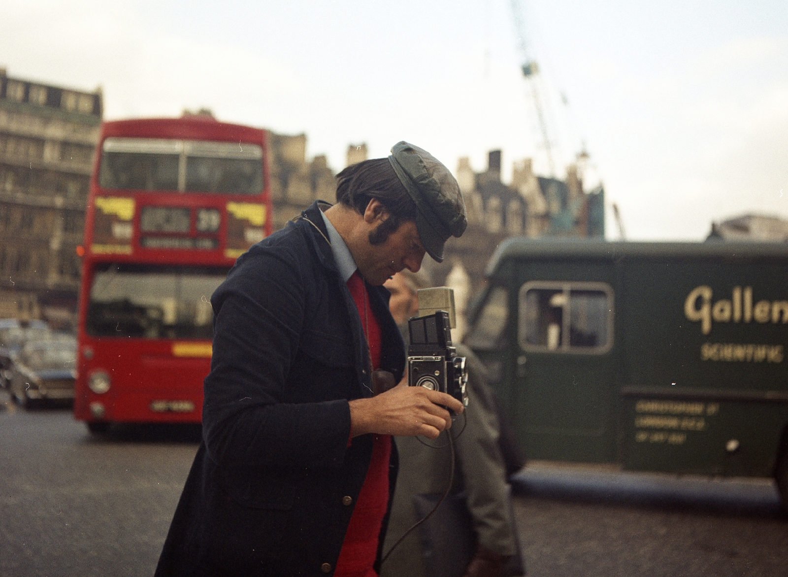United Kingdom, London, Andor Tamás operatőr., 1973, Schiffer Pál, colorful, bus, camera, cap, photography, double-decker, Fortepan #44693