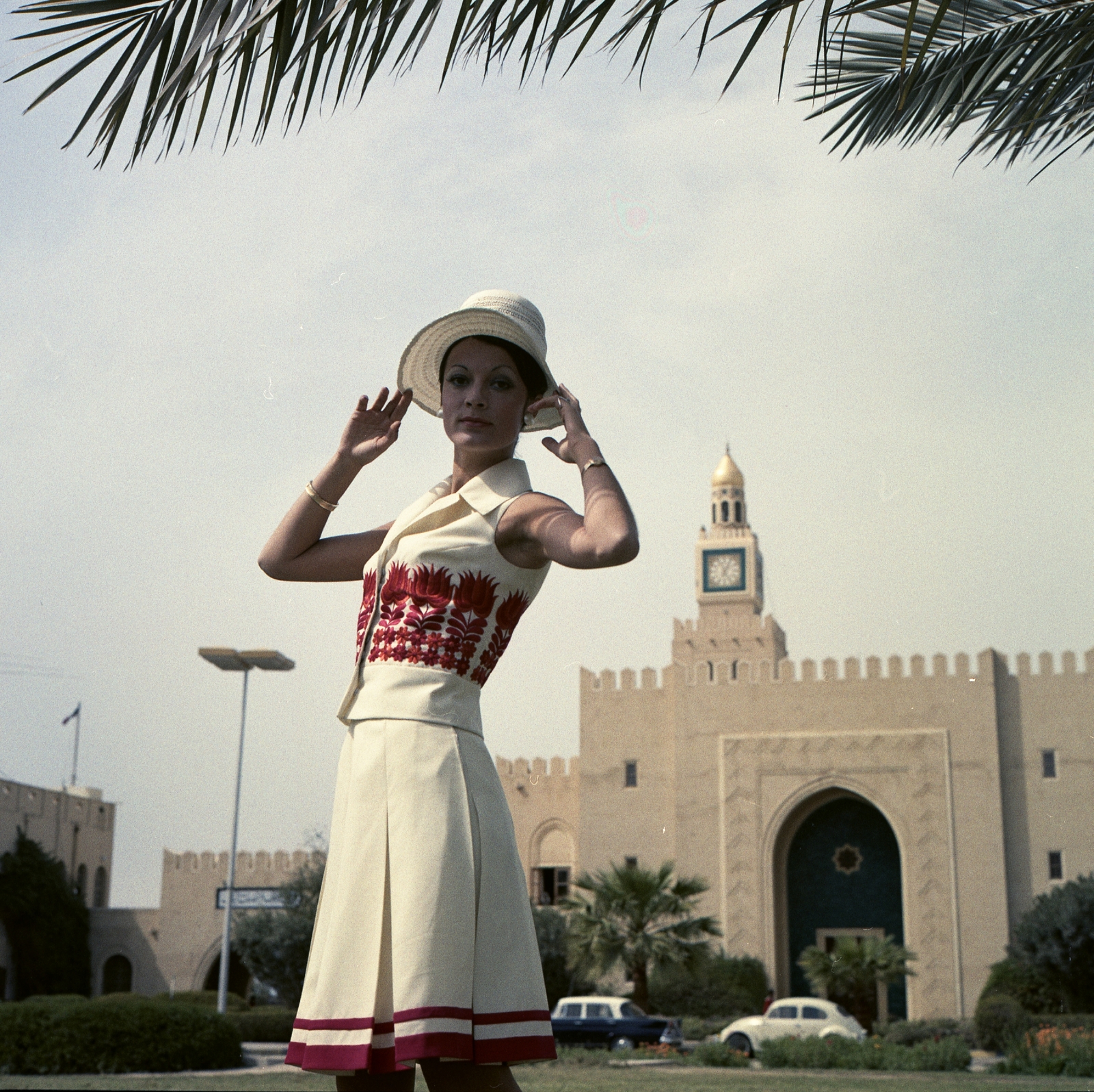 Kuwait, Kuwait City, Seif tér, a kuvaiti emír palotája (Seif palace). Csató Mari manöken., 1973, Schiffer Pál, fashion, colorful, watch, palace, lady, bracelet, costume, fashion photography, Fortepan #44694