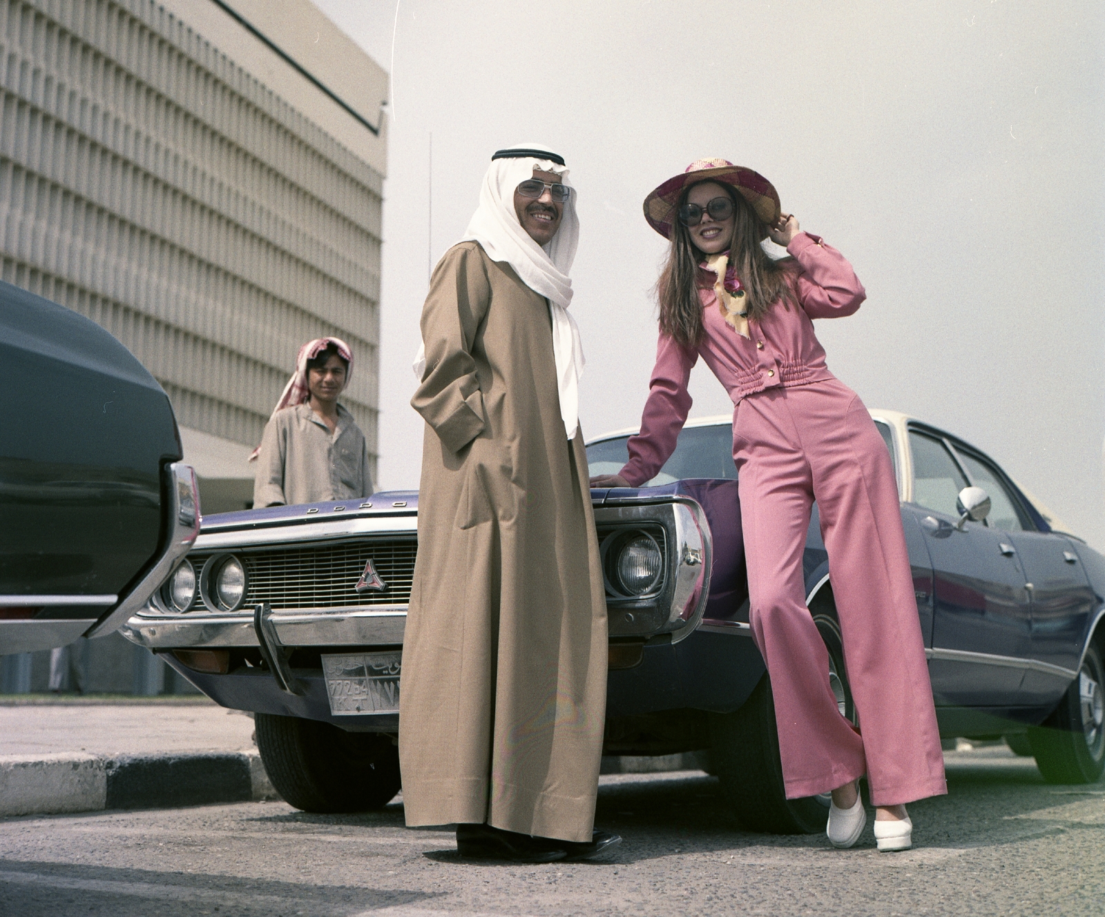 Kuwait, Felkai Anikó manöken., 1973, Schiffer Pál, fashion, colorful, american brand, Dodge-brand, shades, lady, automobile, scarf, platform shoes, head-gear, dungarees, Fortepan #44700