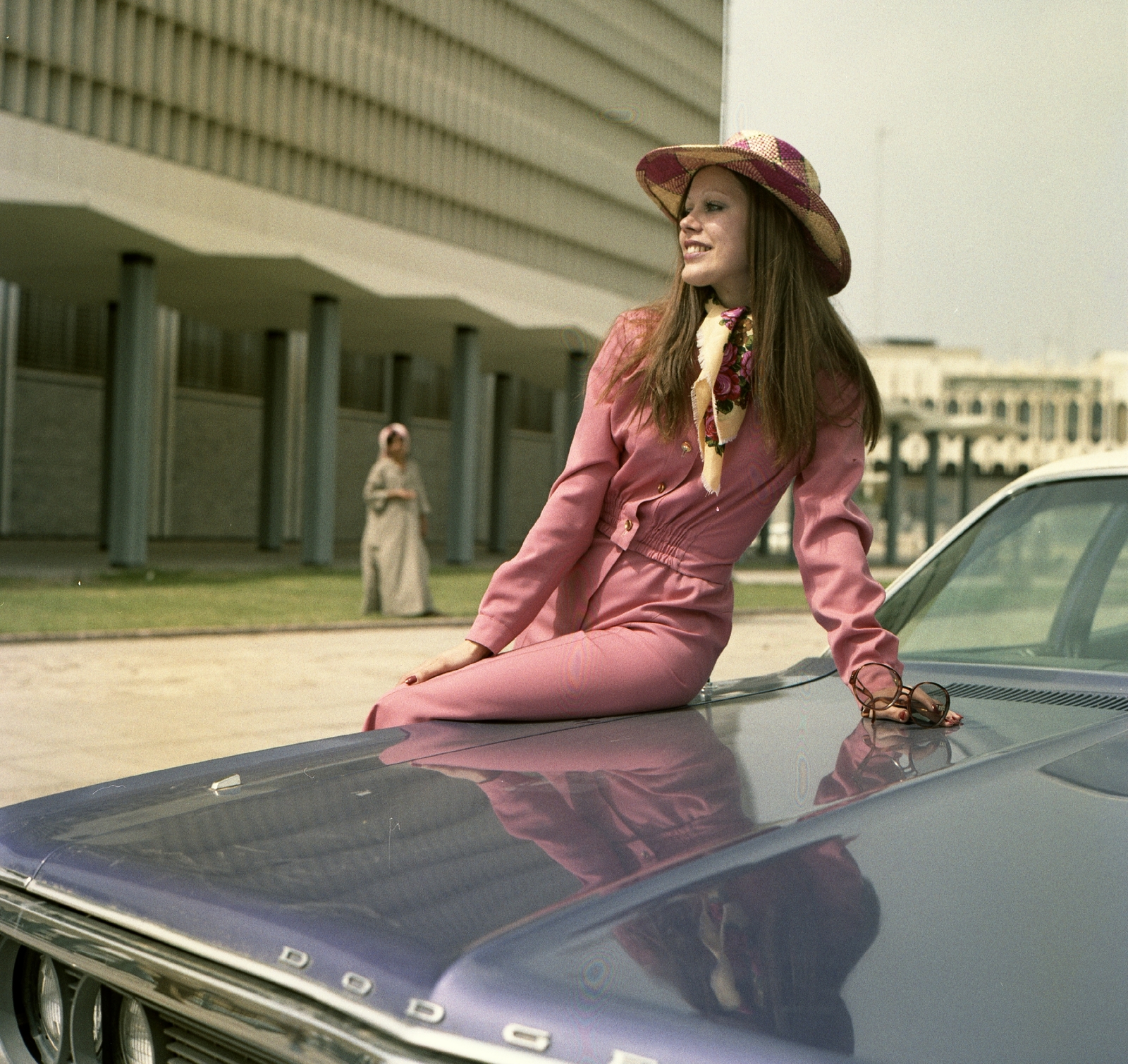 Kuwait, Felkai Anikó manöken., 1973, Schiffer Pál, fashion, colorful, american brand, Dodge-brand, shades, lady, automobile, scarf, dungarees, sitting on a car, fashion photography, Fortepan #44701