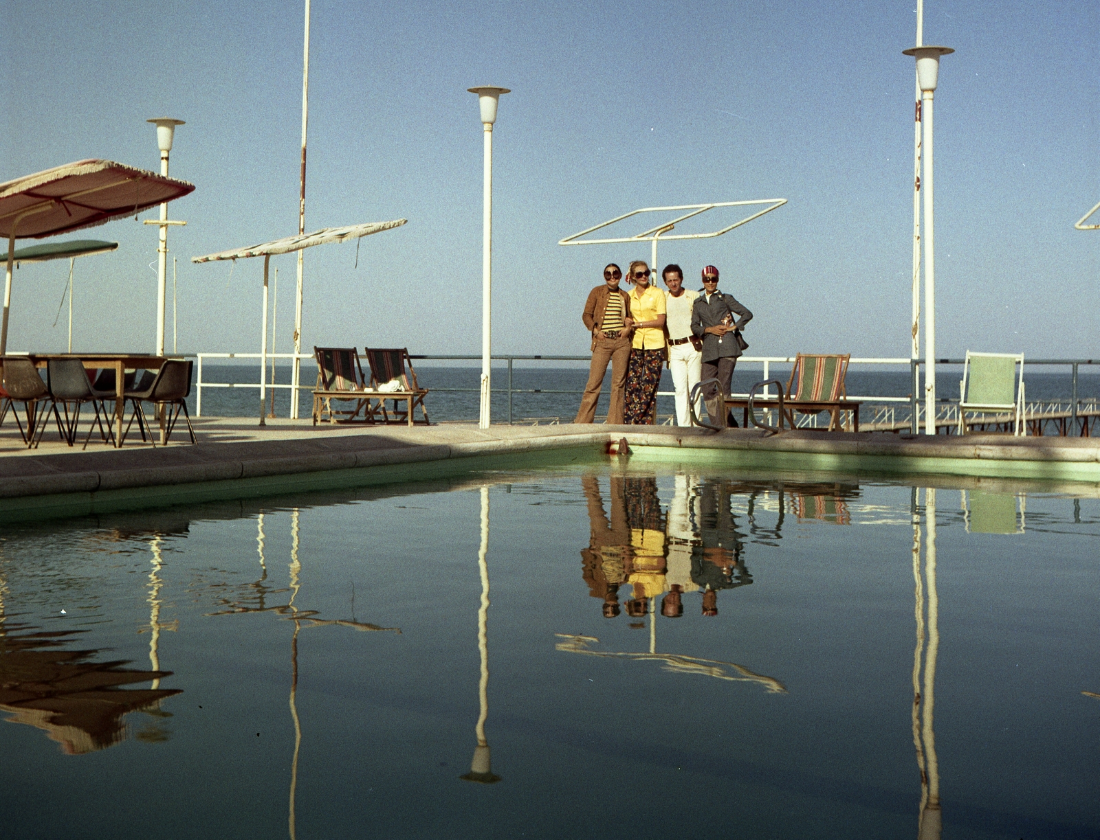 Kuwait, Farkas Juli, Zám Edit és Csató Mari manökenek, Schiffer Pál filmrendező., 1973, Schiffer Pál, fashion, pool, swimming pool, colorful, shades, headscarf, pants, lady, pantsuit, blouse, Fortepan #44703