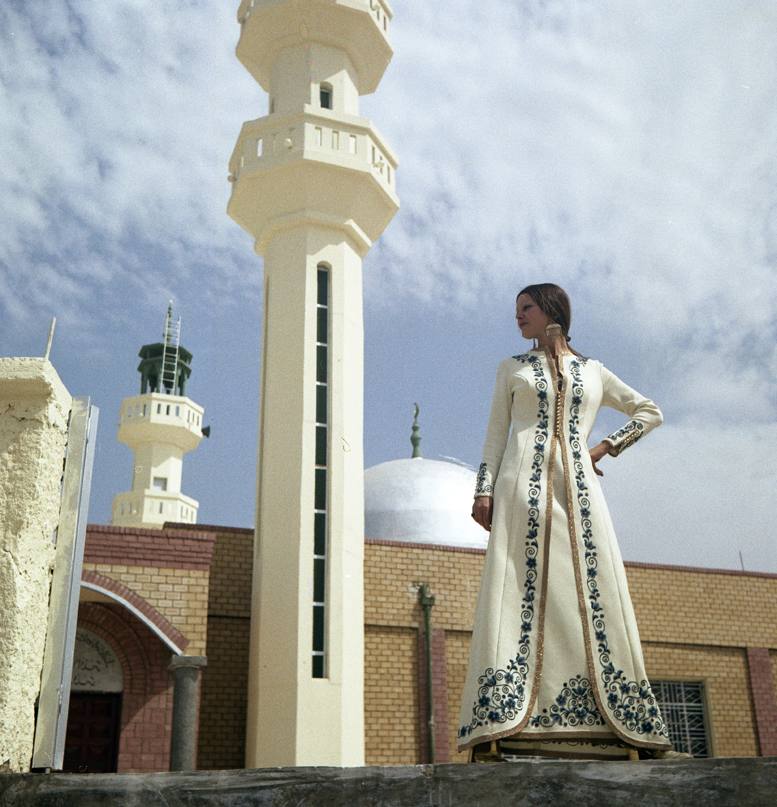Kuwait, Felkai Anikó manöken., 1973, Schiffer Pál, fashion, colorful, lady, coat, mosque, earring, maxi dresses, Arabic script, fashion photography, Fortepan #44704