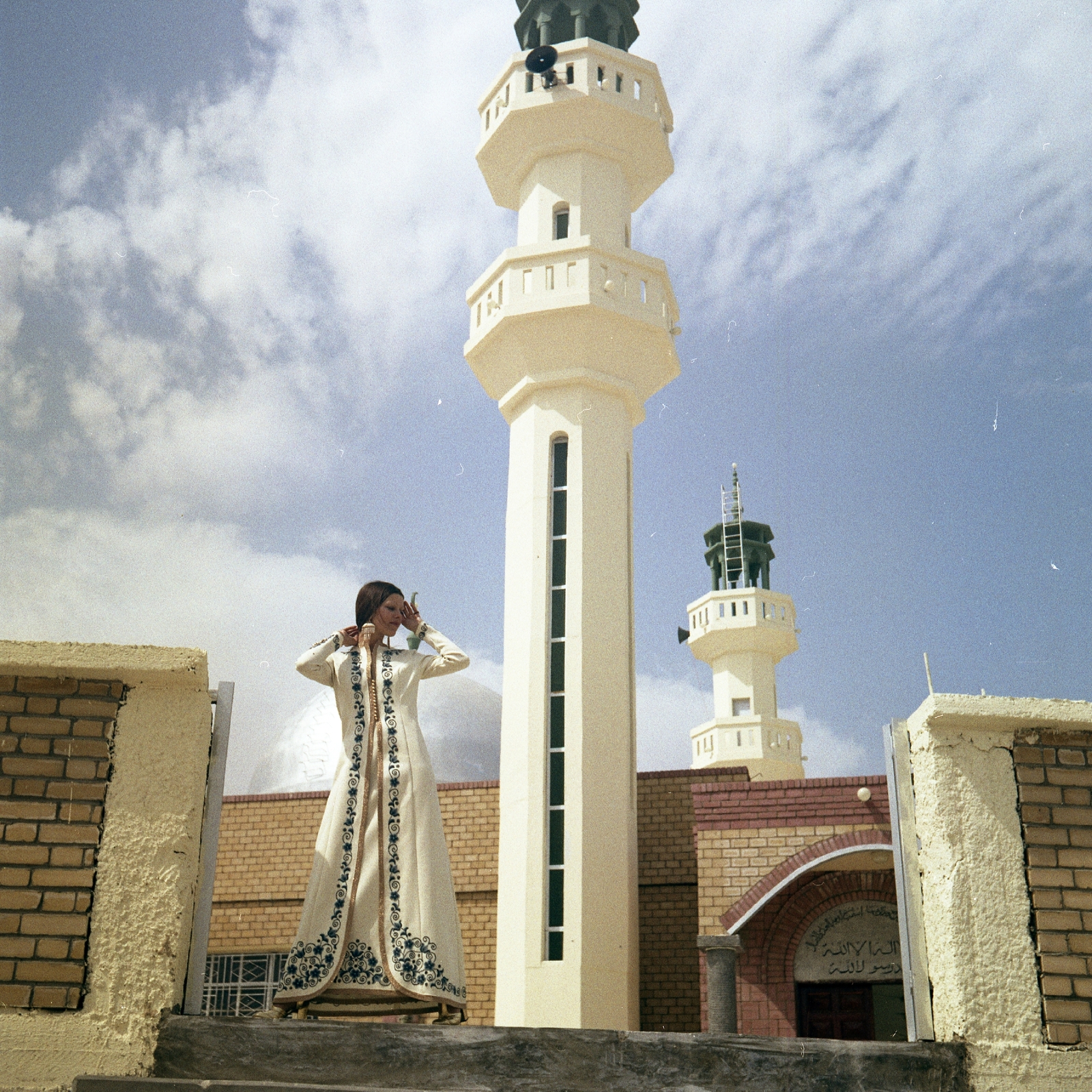 Kuwait, Felkai Anikó manöken., 1973, Schiffer Pál, fashion, colorful, lady, coat, mosque, earring, maxi dresses, Arabic script, fashion photography, Fortepan #44706