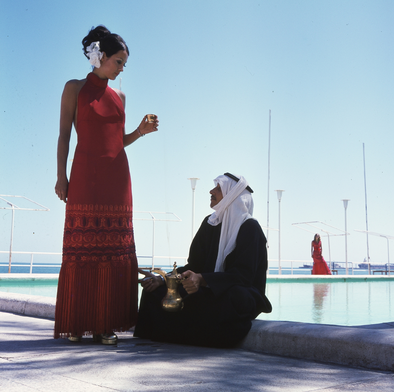 Kuwait, Kuwait City, Csató Mari manöken., 1973, Schiffer Pál, fashion, pool, swimming pool, colorful, lady, jug, bun, maxi dresses, platform shoes, head-gear, fashion photography, Fortepan #44722