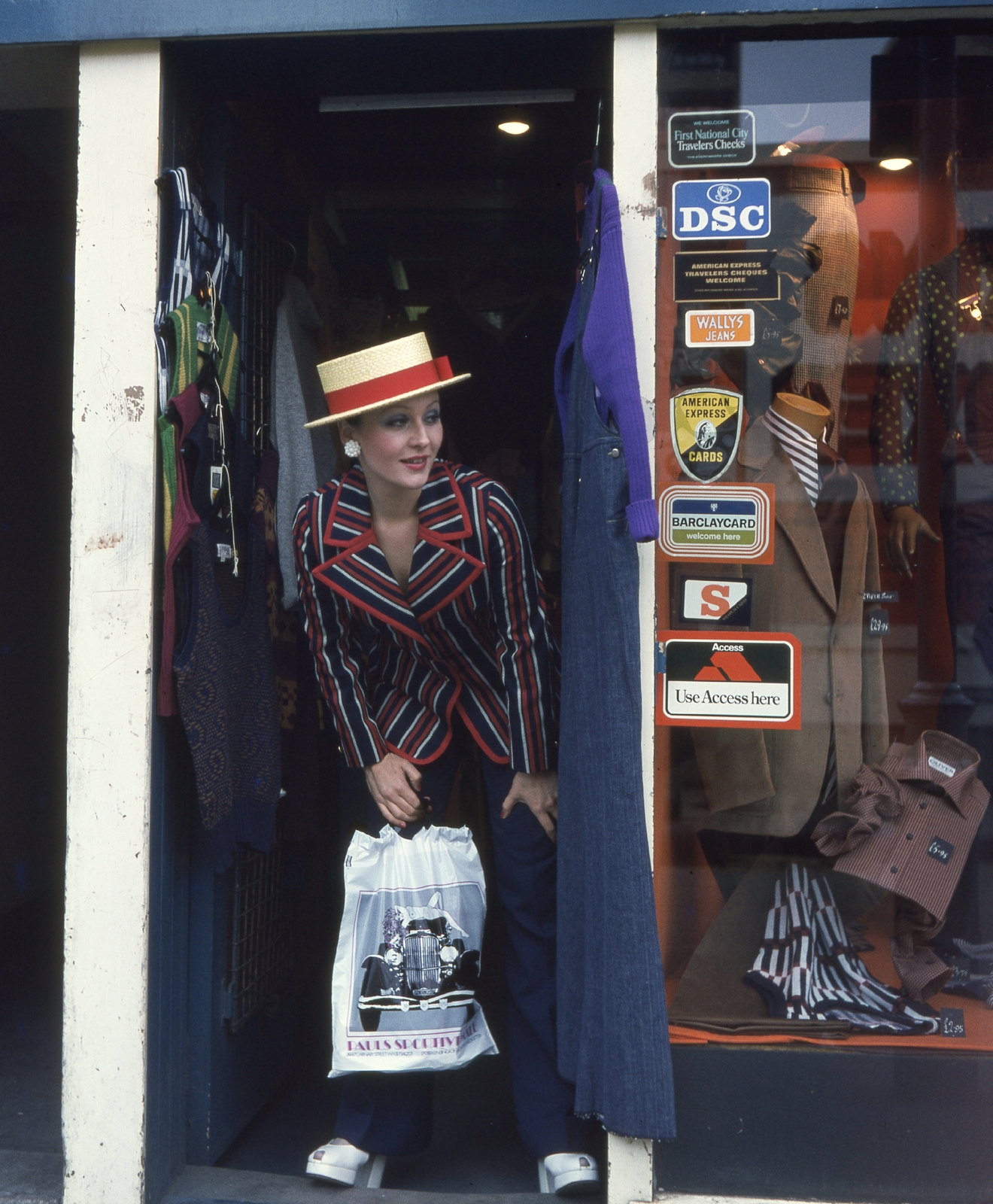 United Kingdom, London, Kemenes Mari manöken., 1973, Schiffer Pál, fashion, colorful, shop, lady, earring, costume, pantsuit, platform shoes, fashion photography, Fortepan #44723