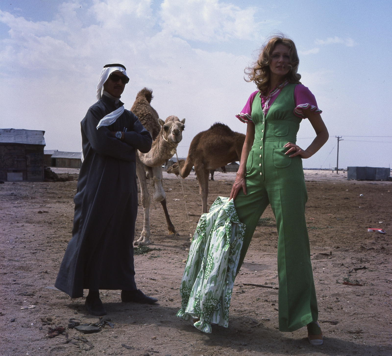 Kuwait, Zám Edit manöken., 1973, Schiffer Pál, fashion, colorful, shades, camel, lady, blouse, head-gear, dungarees, fashion photography, Fortepan #44732