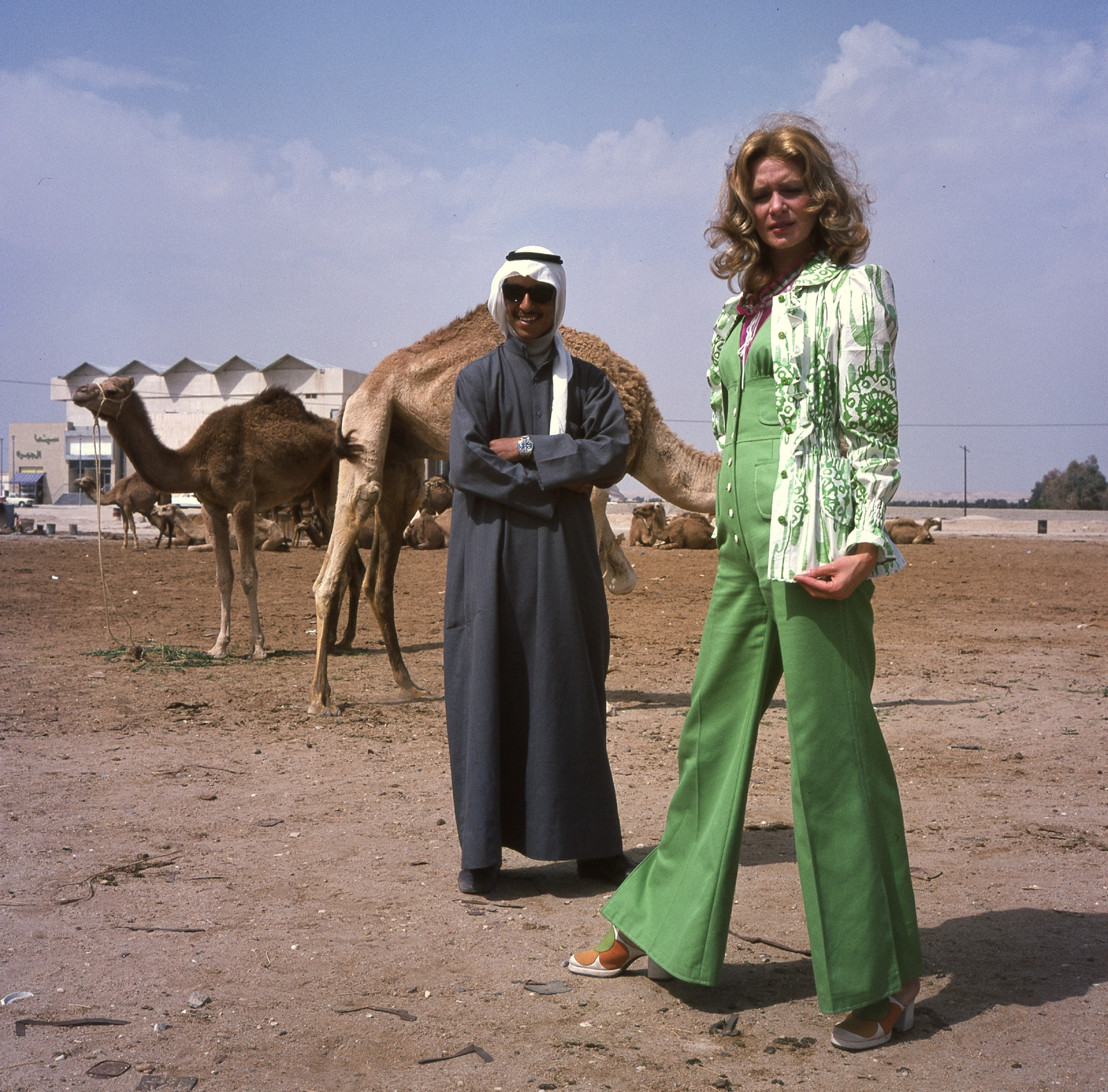 Kuwait, Zám Edit manöken., 1973, Schiffer Pál, fashion, colorful, shades, camel, pants, lady, blouse, head-gear, dungarees, fashion photography, Fortepan #44733