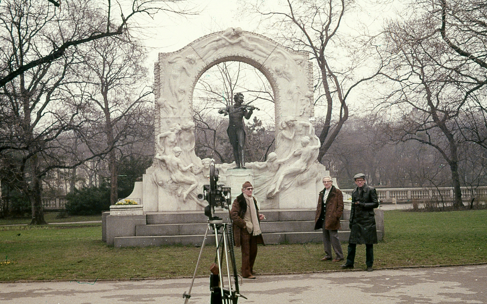 Austria, Vienna, Wiener Stadtpark, Strauss szobor., 1978, Schiffer Pál, colorful, movie camera, Johann Strauss II-portrayal, Fortepan #44742