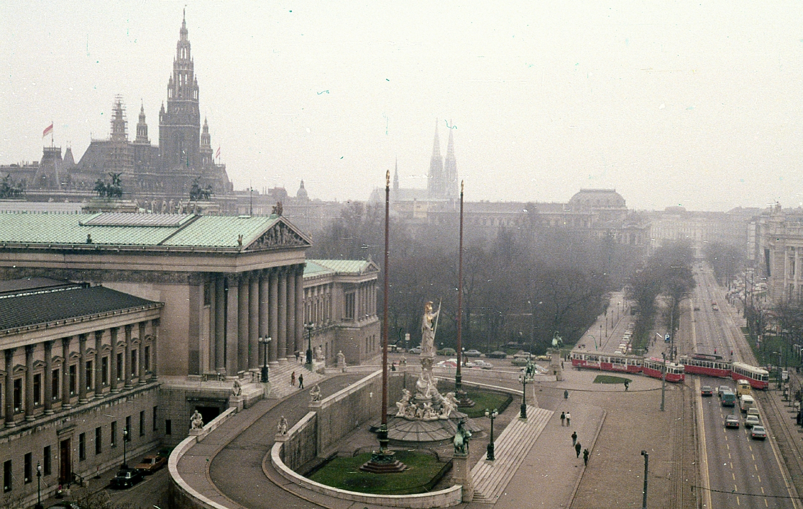 Austria, Vienna, Dr. Karl Renner-Ring, balra a Parlament, háttérben a Városháza (Rathaus) és a Votivkirche tornyai., 1978, Schiffer Pál, colorful, tram, parliament, public transport, Neoclassical architecture, Athena-portrayal, Theophil Hansen-design, Fortepan #44743
