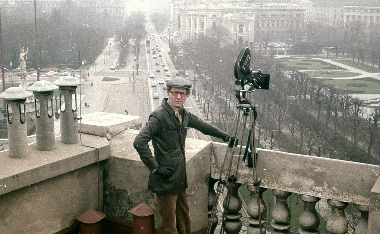 Austria, Vienna, Schiffer Pál filmrendező az Epstein-palota tetején, háttérben a Dr. Karl Renner-Ring és a Volksgarten., 1978, Schiffer Pál, colorful, glasses, gloves, cap, movie camera, leather jacket, Fortepan #44744