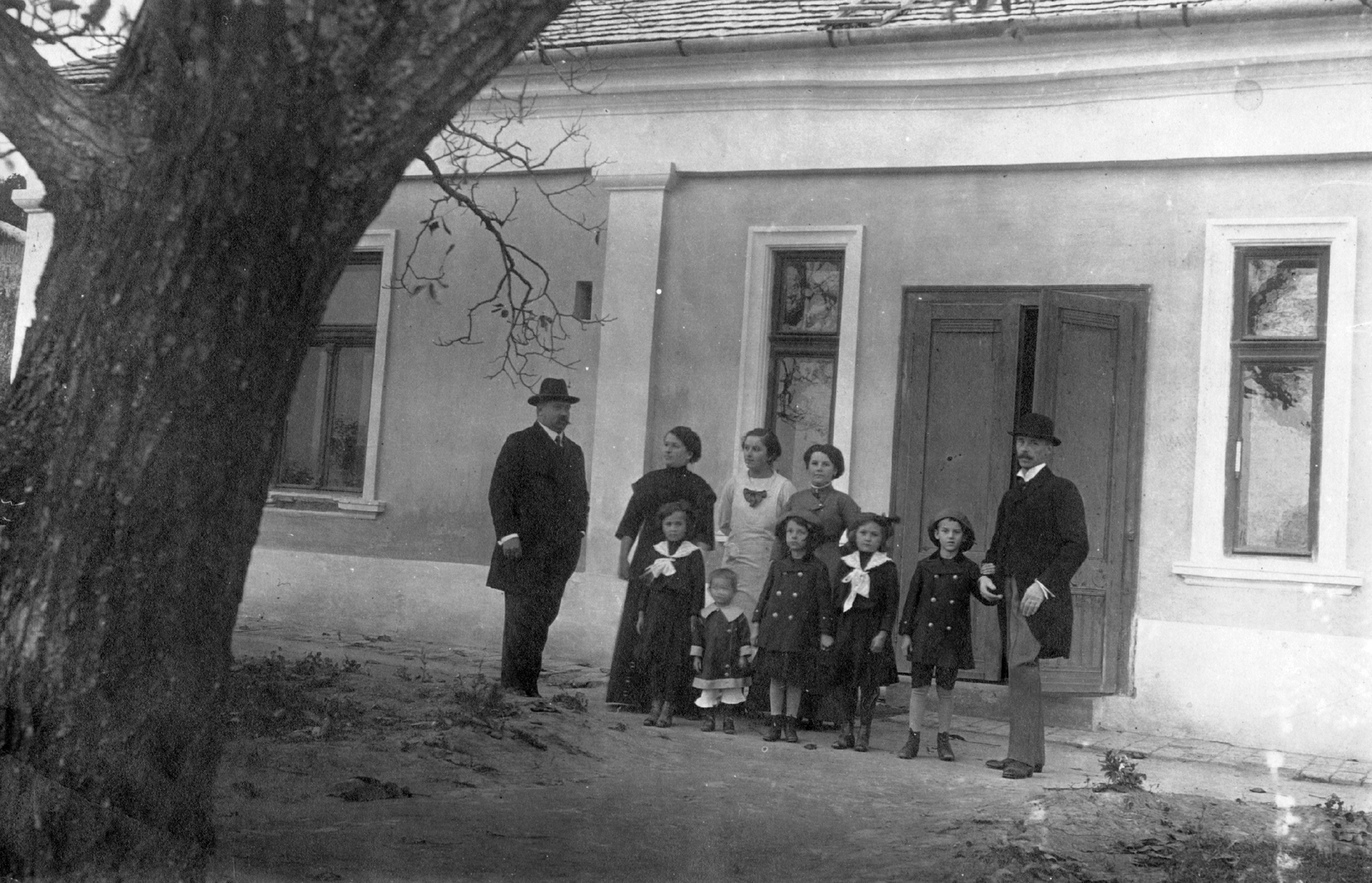 1913, Szepessy Tibor, hat, family, yard, tableau, Fortepan #44745