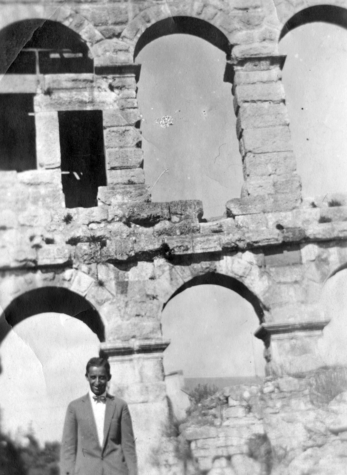 Croatia, Pula, Római amfiteátrum., 1933, Szepessy Tibor, portrait, ruins, man, amphitheater, Fortepan #44751