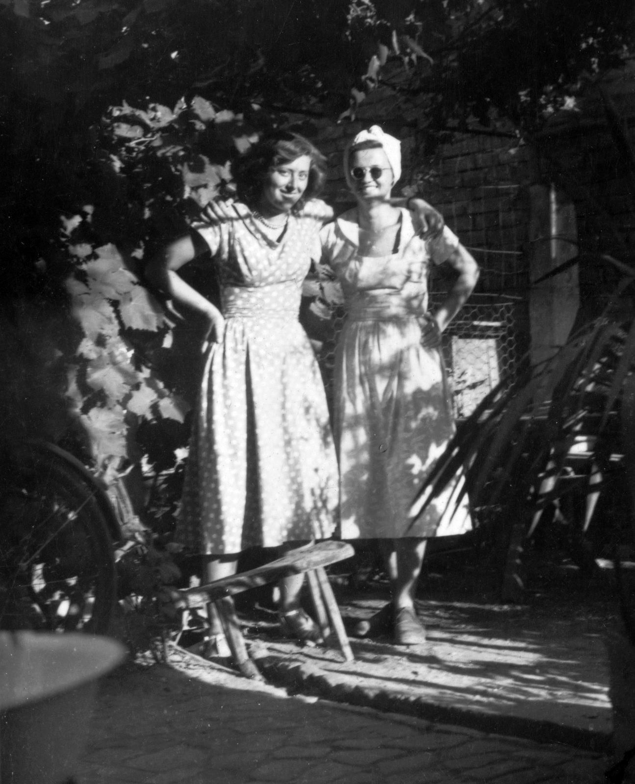 1939, Szepessy Tibor, arms around shoulders, Fortepan #44757