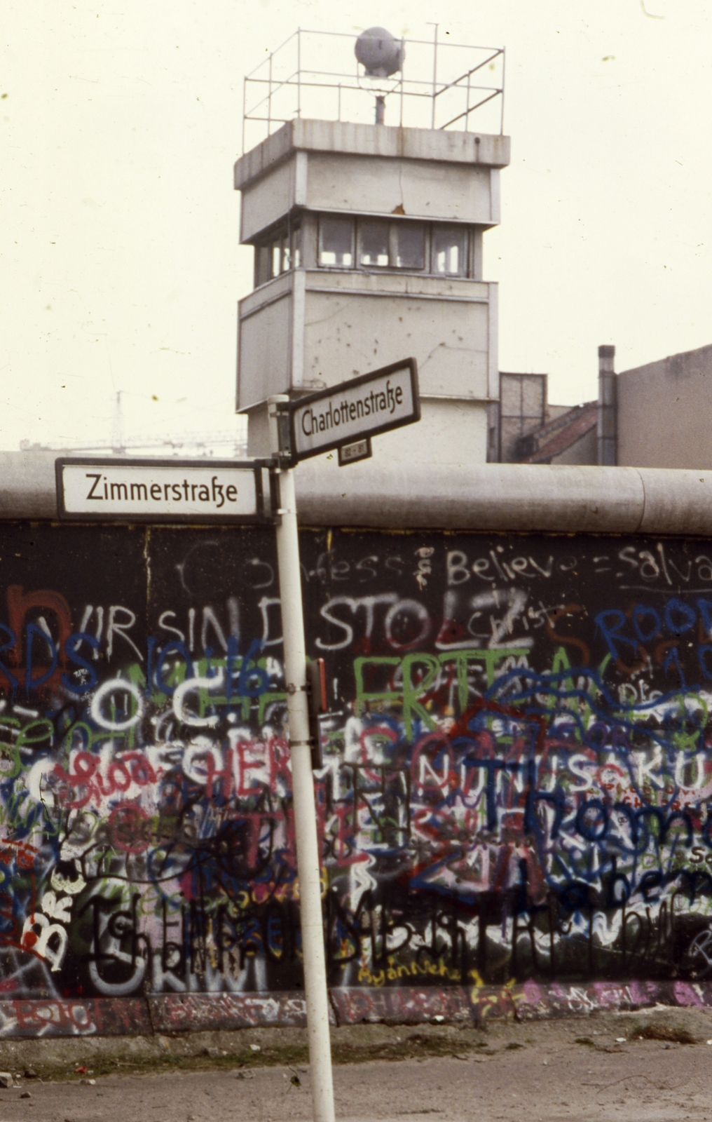 Germany, Berlin, Zimmerstrasse a Charlottenstrassenál, berlini fal. Megfigyelőtorony a keleti oldalon., 1988, Urbán Tamás, colorful, GDR, Berlin Wall, East-Berlin, West Berlin, Fortepan #44758