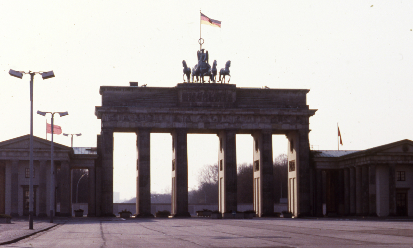 Germany, Berlin, Kelet-Berlin, Brandenburgi kapu., 1988, Urbán Tamás, colorful, monument, GDR, Berlin Wall, East-Berlin, Neoclassical architecture, Carl Gotthard Langhans-design, Fortepan #44767