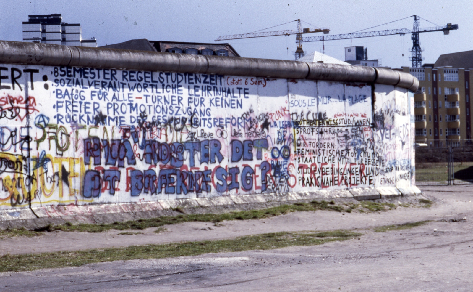 Germany, Berlin, berlini fal a Postdamer Platznál, jobbra a Köthener Strasse épületei., 1988, Urbán Tamás, colorful, Berlin Wall, West Berlin, Fortepan #44769
